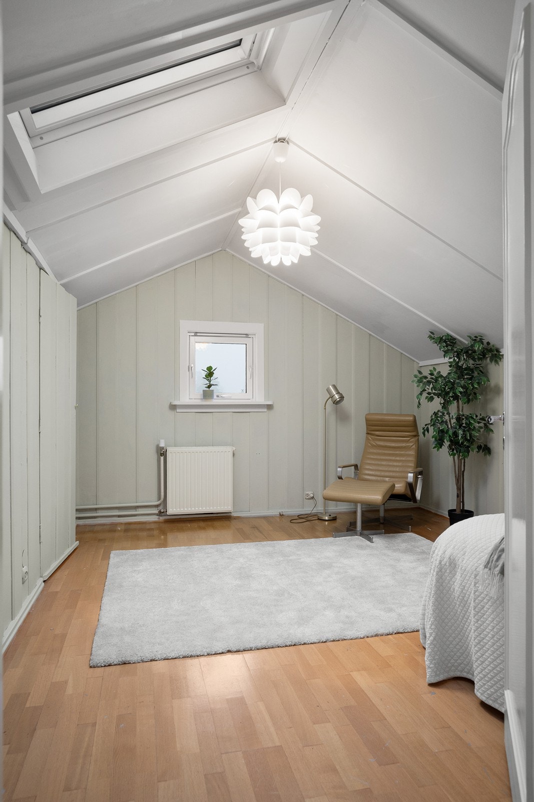 Boligen har rikelig med oppbevaringsmuligheter i flere innvendig boder, kott og på loft Galleribilde