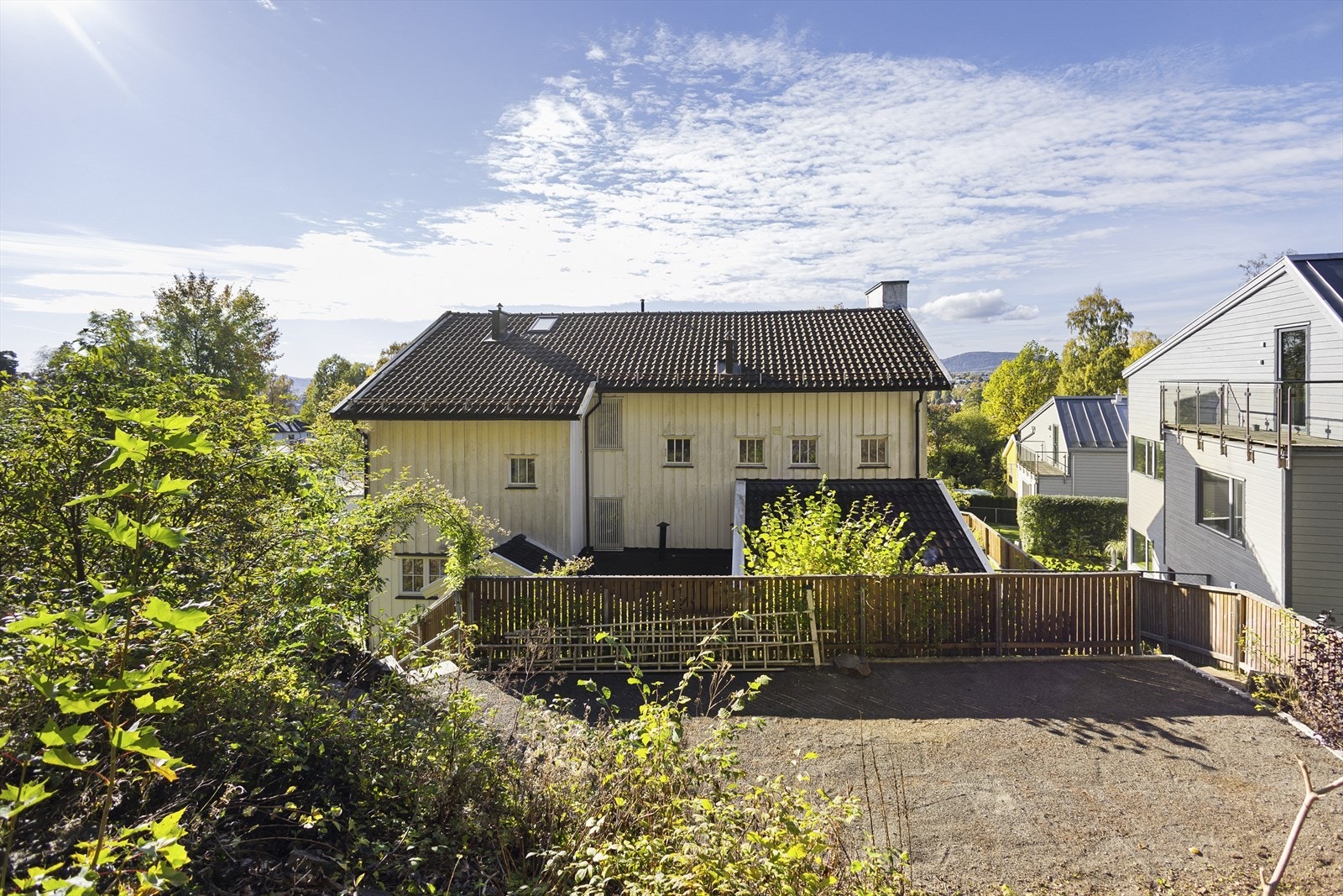 Gruslagt platting på baksiden av boligen, forberedt til å belegges med heller/stein eller annet egnet materiale Galleribilde