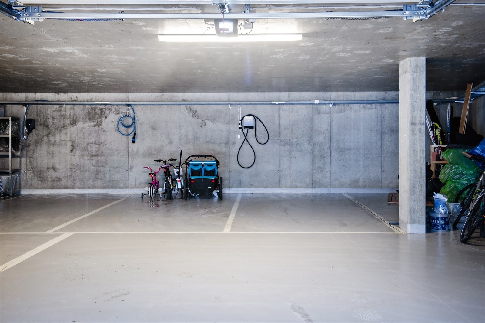 Boligen disponerer to plasser i felles underjordisk garasjeanlegg. Nytt epoxygulv i garasjen (2024) Galleribilde