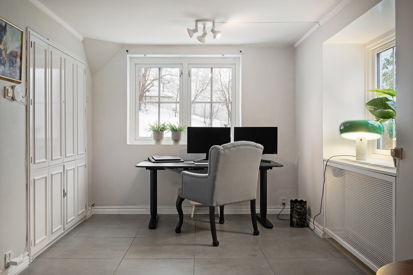 Stort kontor i underetasje med flere innredning- og bruksmuligheter Galleribilde