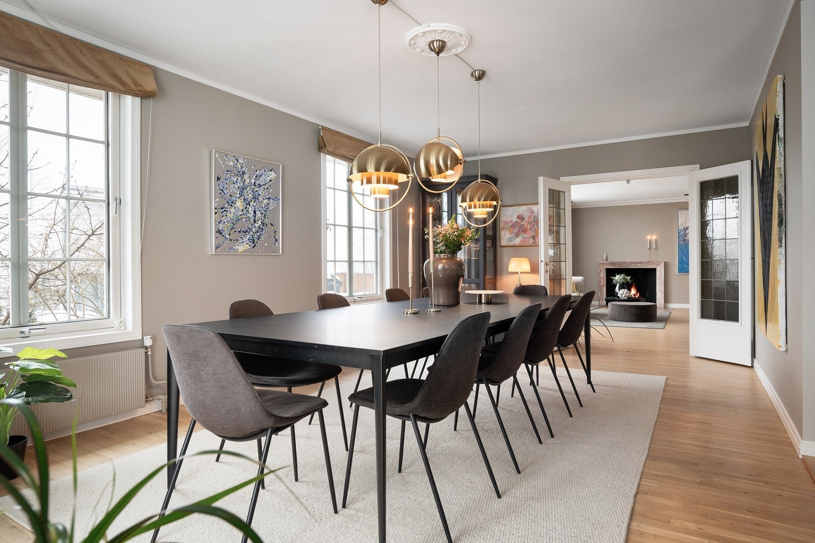 Spisestuen har parkettgulv, malte veggflater og himling med rosett Galleribilde