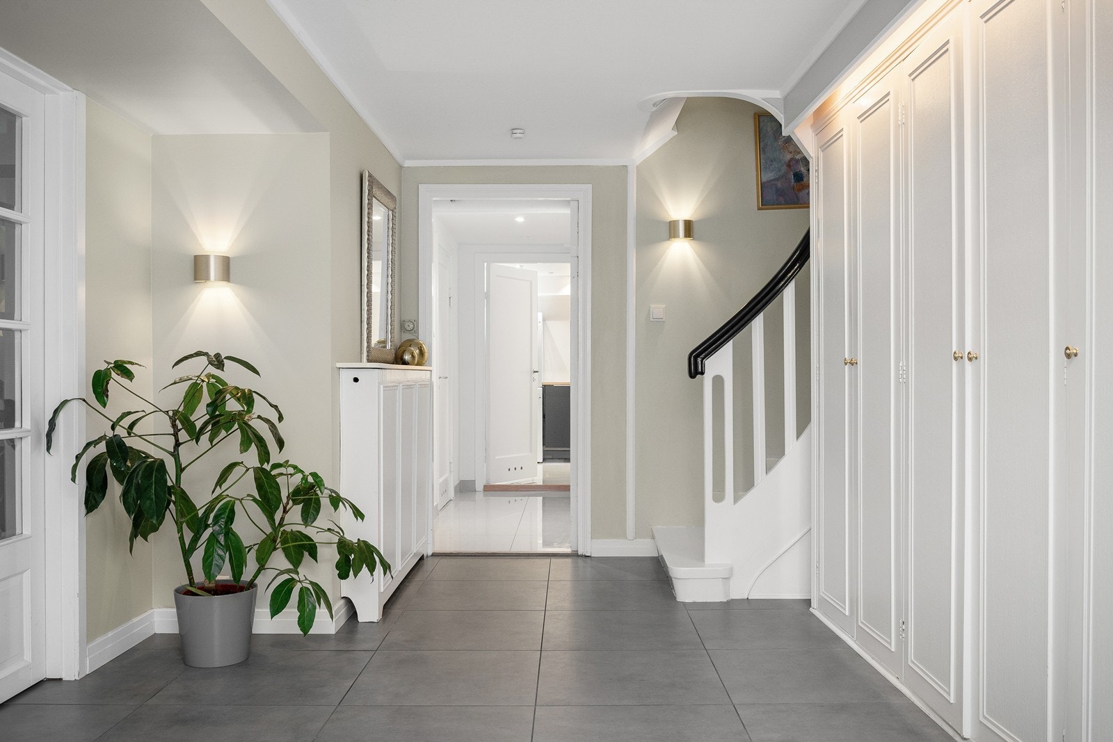 Hallen er romslig og skaper et godt førsteinntrykk med pene overflater og stemningsfull belysning Galleribilde