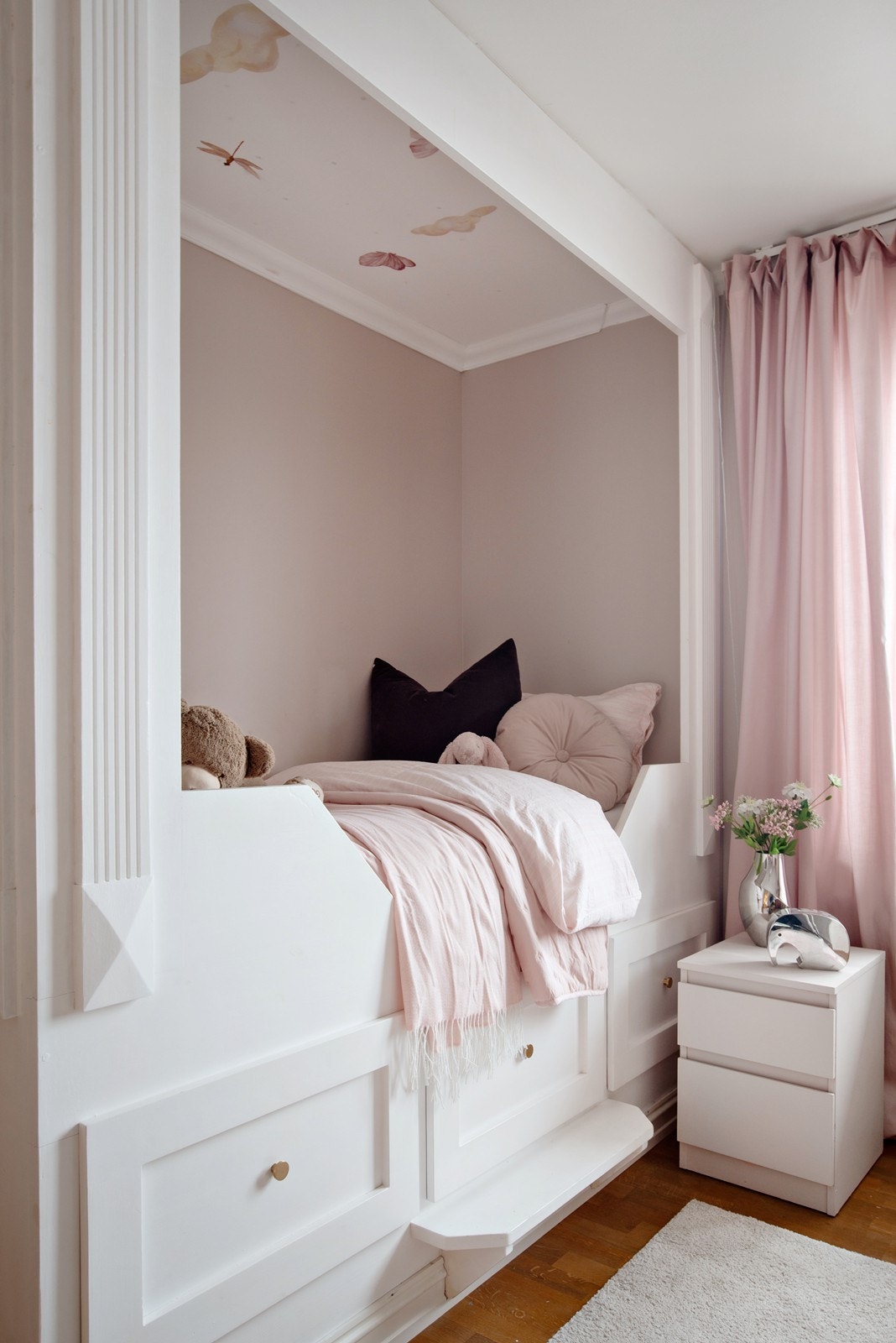 Plassbygget seng med skuffer for oppbevaring Galleribilde