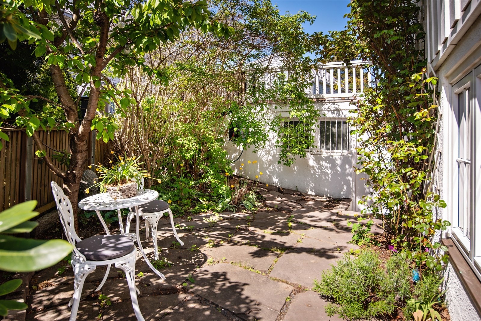 Tomten er opparbeidet med stensatte gangarealer og skiferlagte terrasseplattinger. Bakre delen av tomten er naturtomt Galleribilde