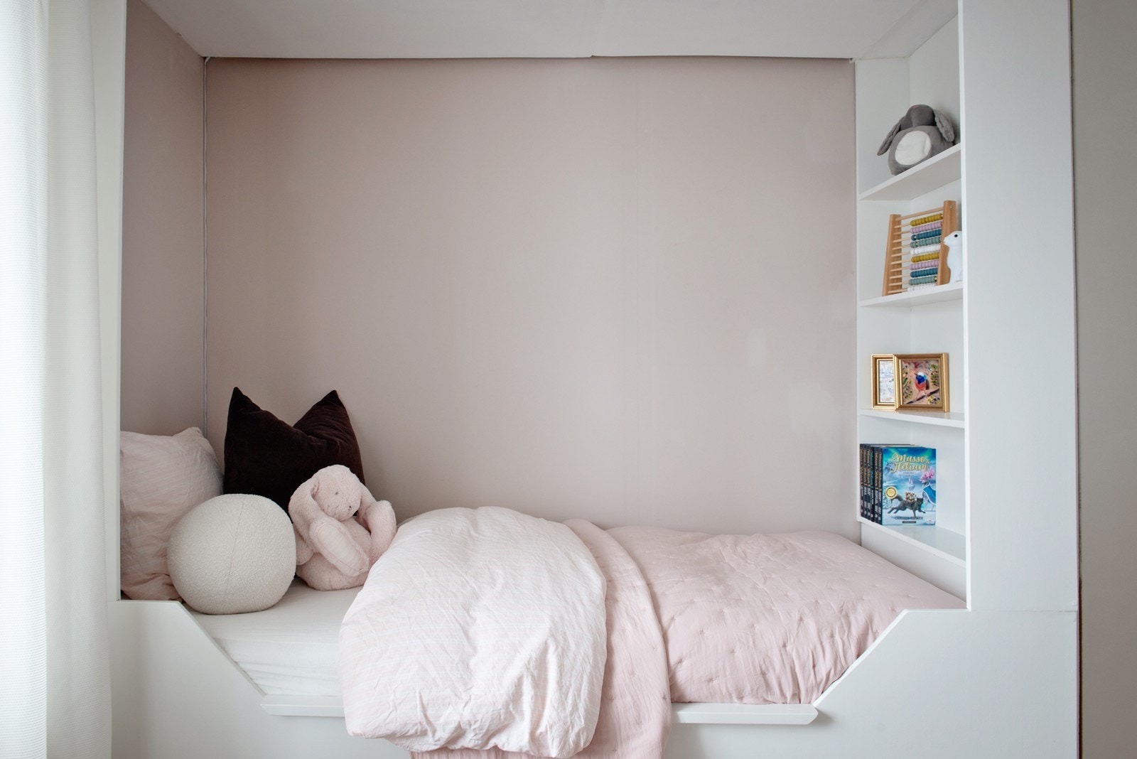 Begge barnerommene har plassbygget seng med skuffer til oppbevaring Galleribilde