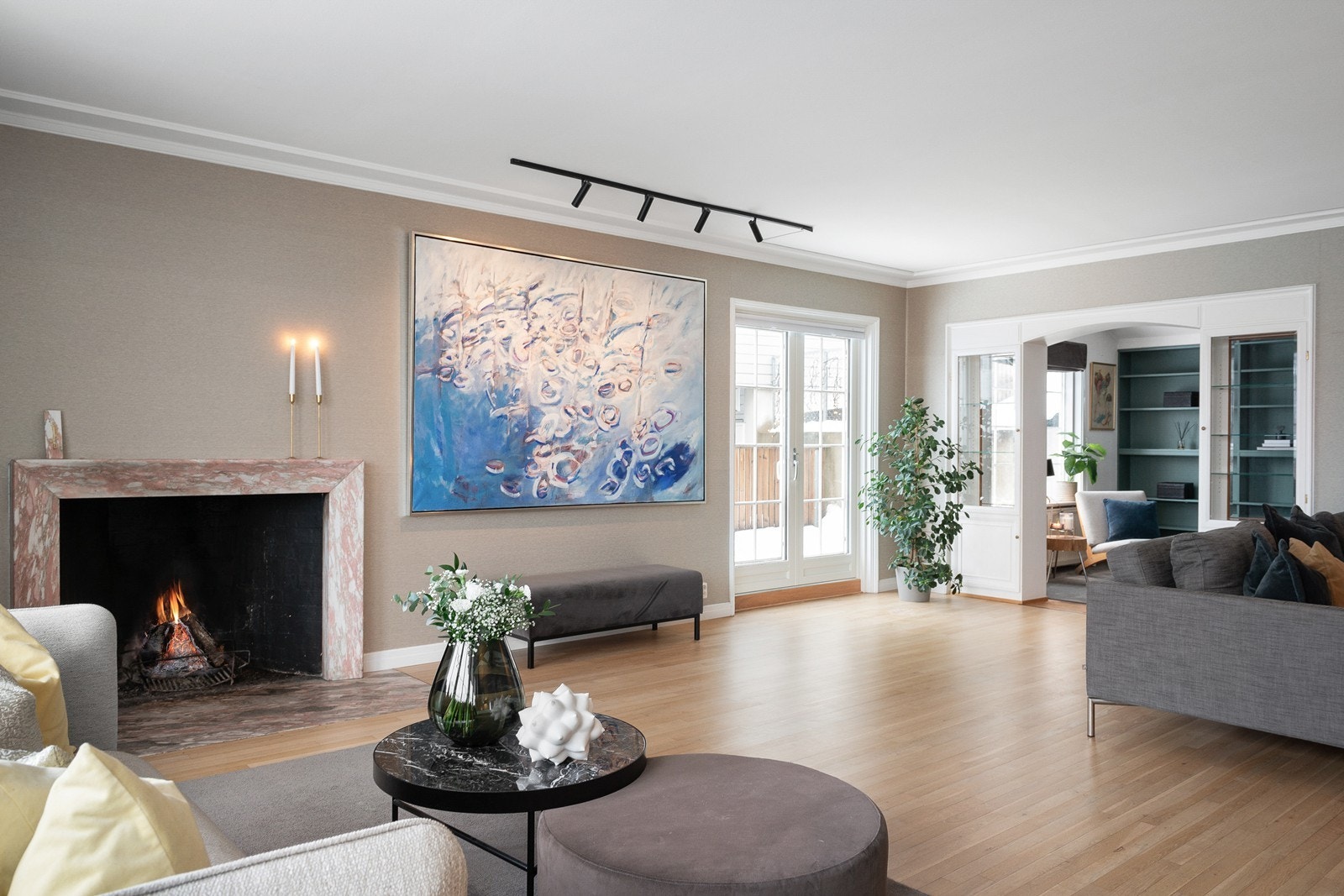 Stuen har nye terrassedører fra 2022. Åtte av vinduene i boligen ble skiftet i 2022 og 2023 Galleribilde