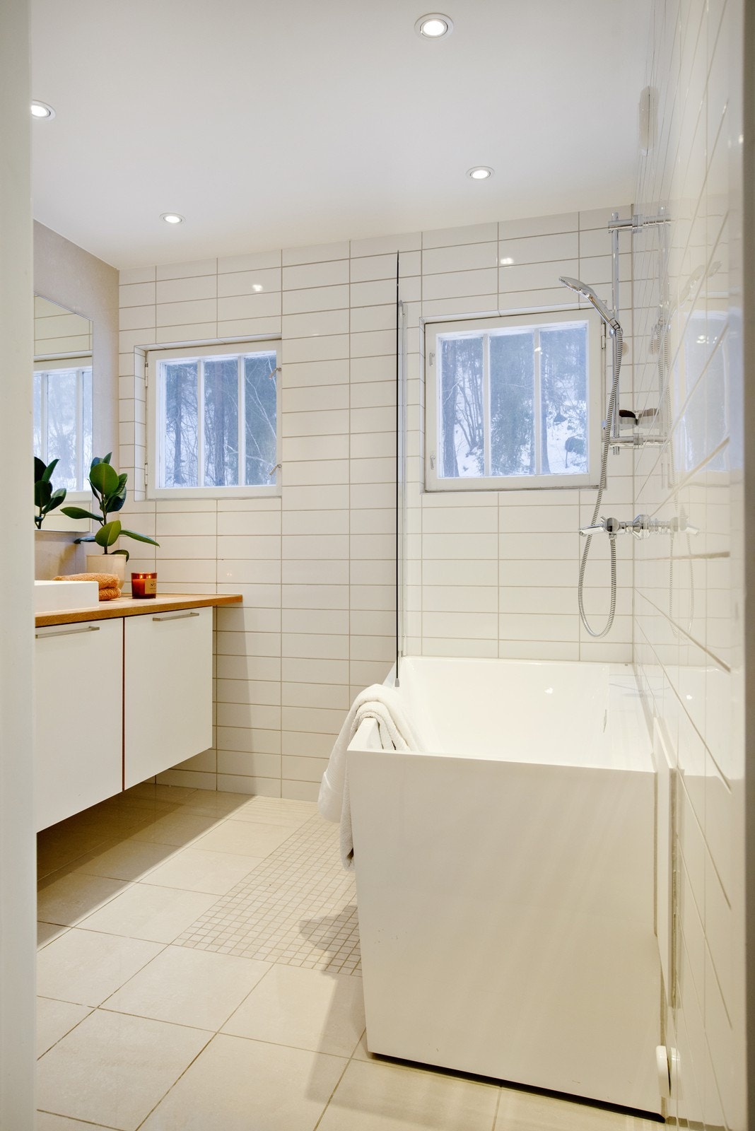 Helfliset bad i 2. etasje med varmekabler i gulv og downlights i himling Galleribilde