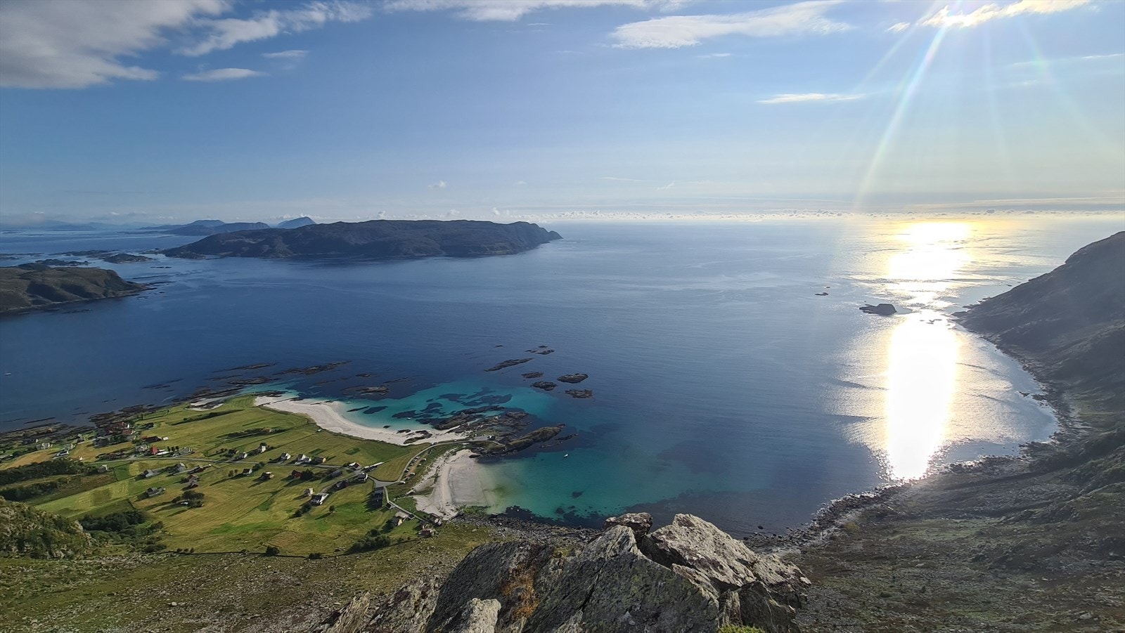 Selgers bilde - fra Grotlesanden - ligger få minutter fra eiendommen Galleribilde