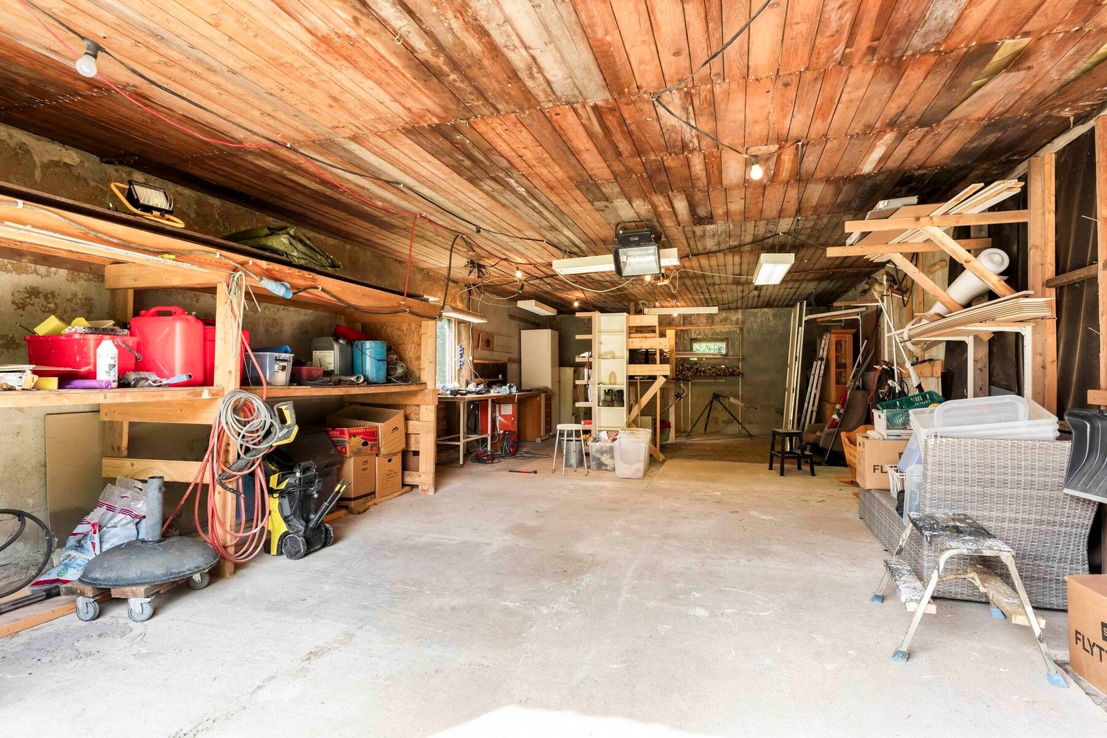 Innvendig i uthuset. Her er støpt dekke mot grunn og lettklinker/leca vegger. Galleribilde