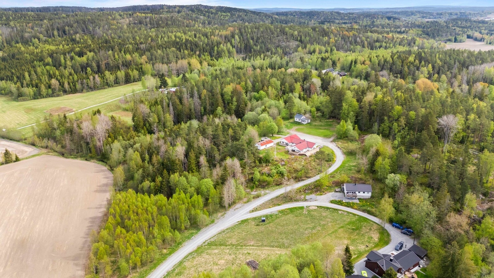 Det er muligheter for beite/innhegning av område på ca. 6 DA i område i nedre del av bilde. Også et område på ca.. 3 DA nord/øst for hovedhuset Galleribilde