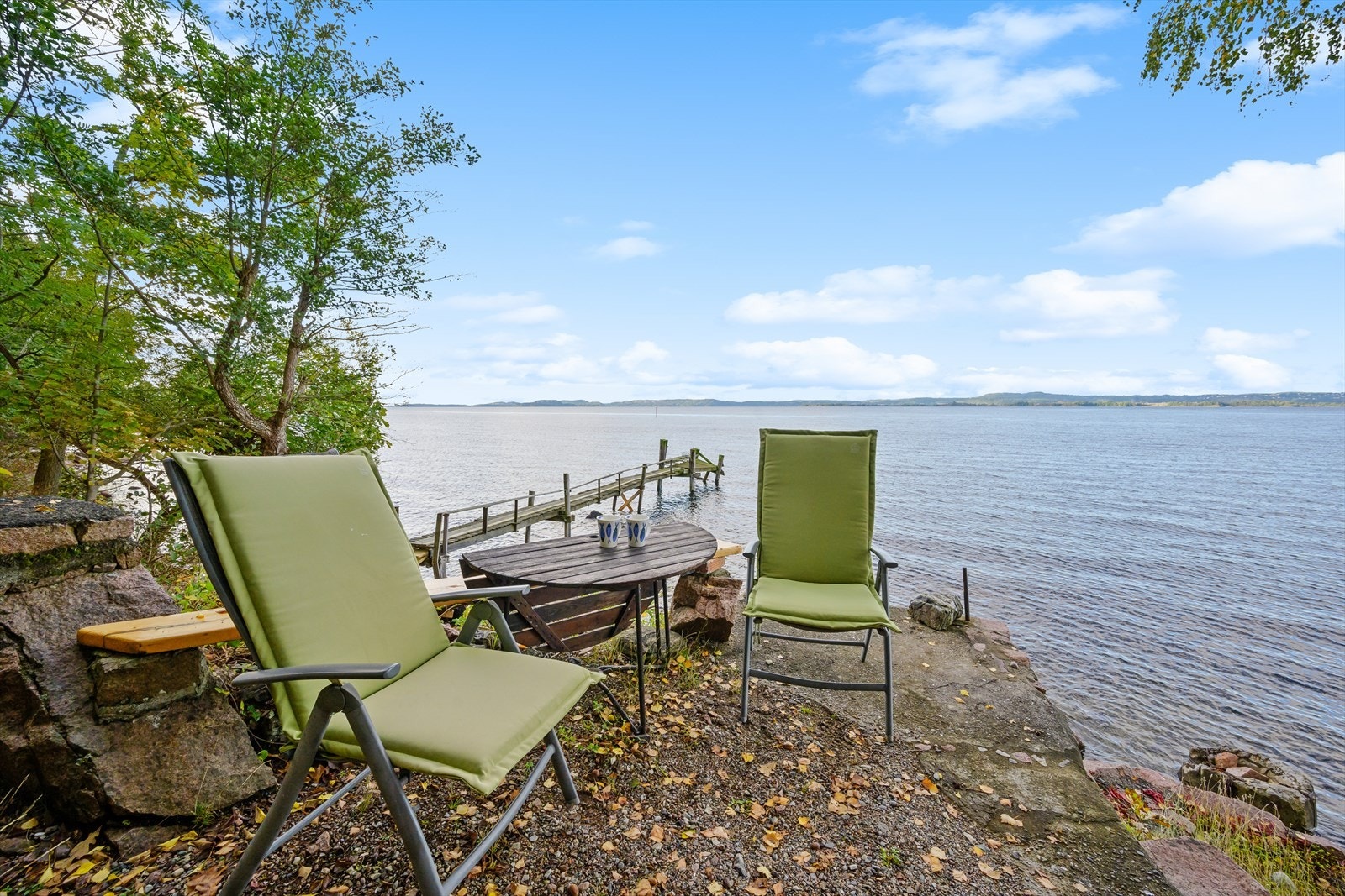 Hytta har en landlig beliggenhet i et trivelig hytteområde på Rødtangen. Galleribilde