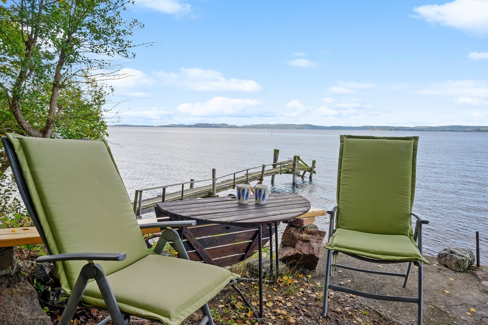 Eiendommen ligger i fremste rekke mot fjorden, og har meget gode sol- og utsiktsforhold. Galleribilde
