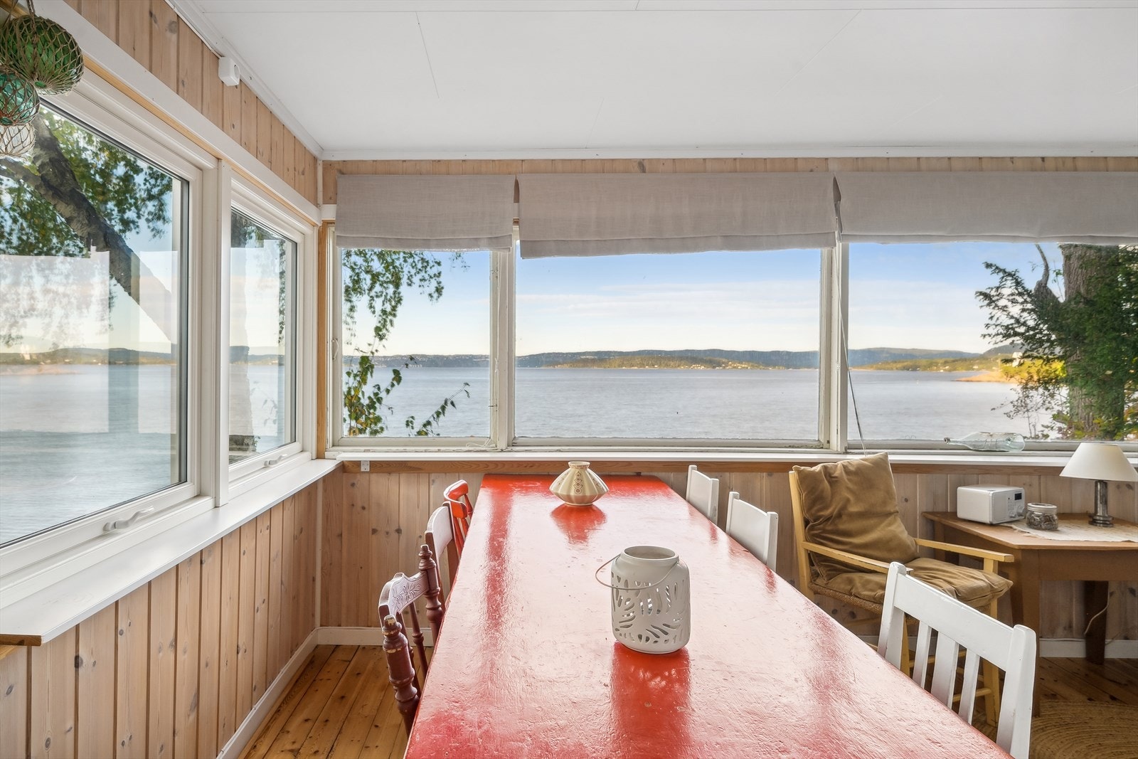 Utsikten over fjorden er som et levende maleri fra stuen. Galleribilde