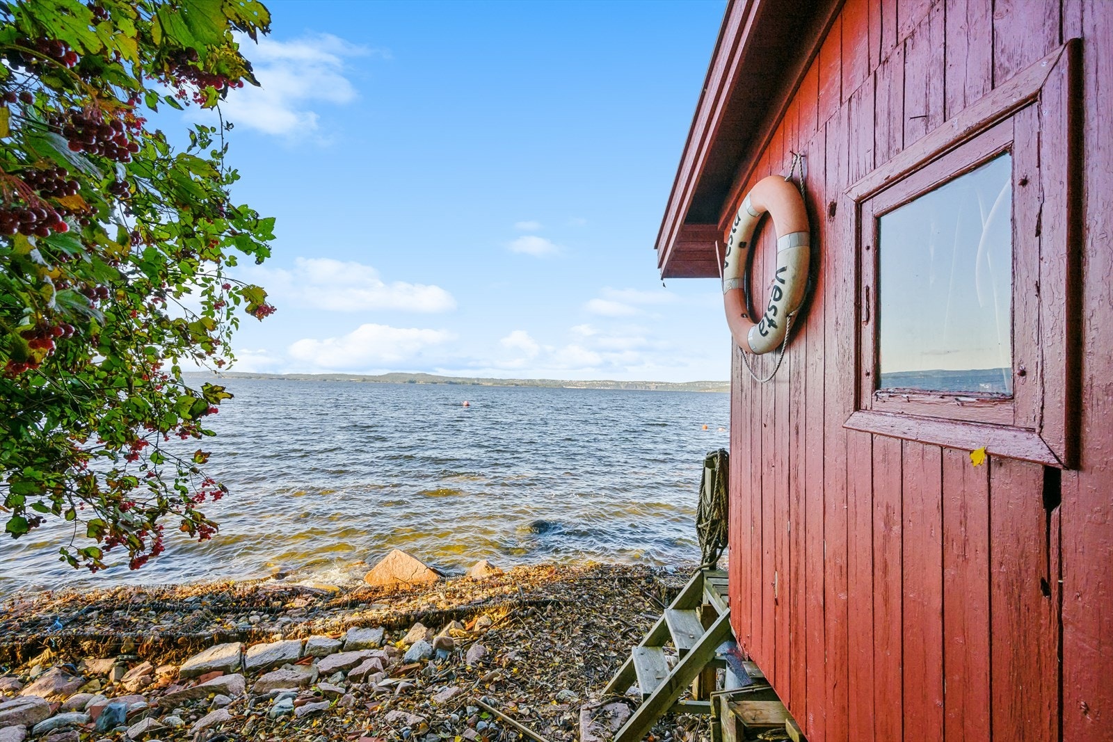 På tomta er det også plassert en sjøbod. Galleribilde