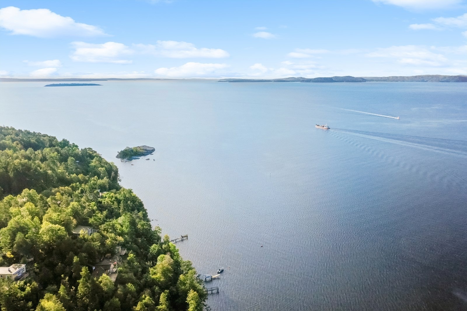 Holmsbu sentrum ligger kun en kort kjøretur fra eiendommen, hvor du blant annet finner dagligvarebutikk, diverse servicetilbud, spisesteder m.m. Galleribilde