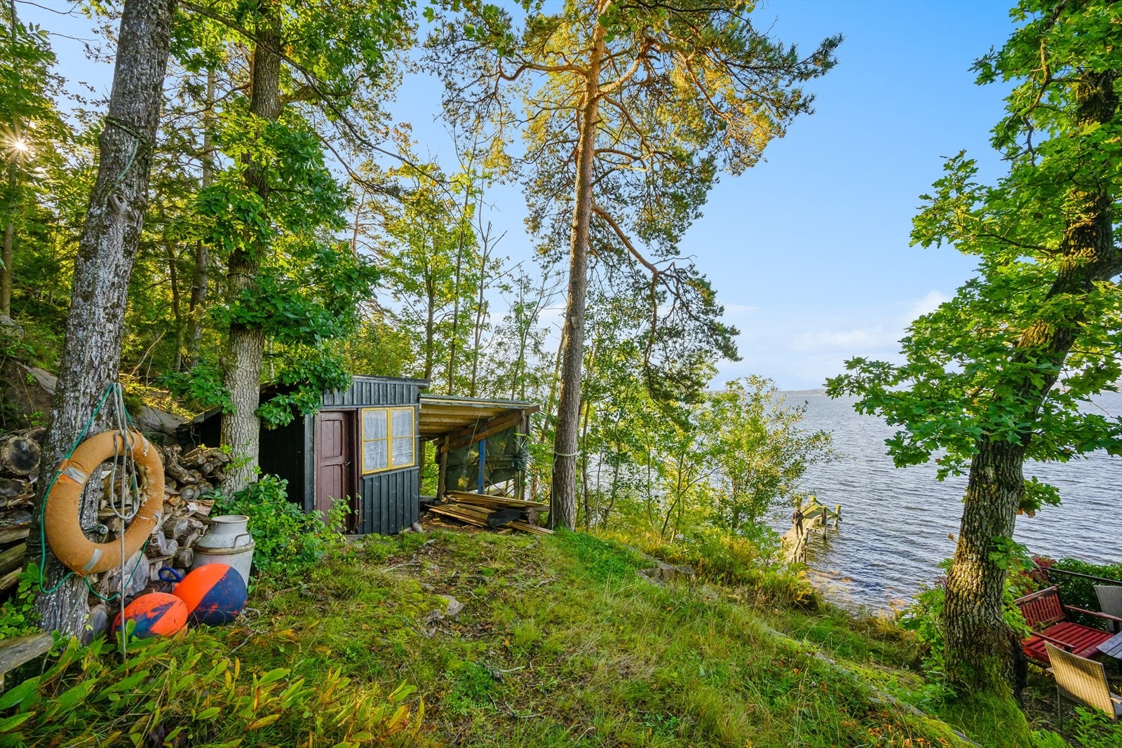 På eiendommen finner du blant annet en utedo og vedbod. Galleribilde