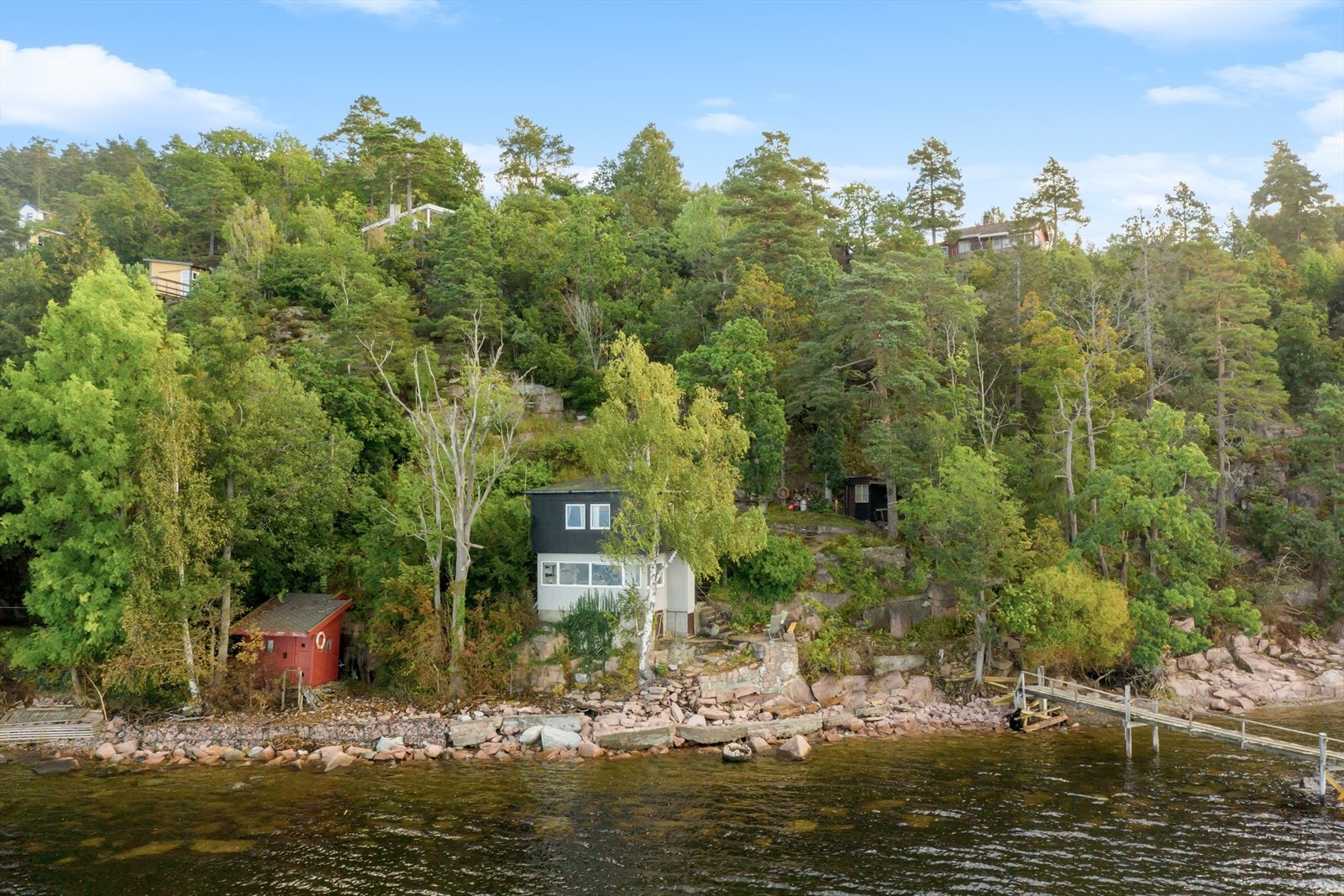 Koselig fritidseiendom beliggende i idylliske omgivelser på Rødtangen i Holmsbu. Galleribilde