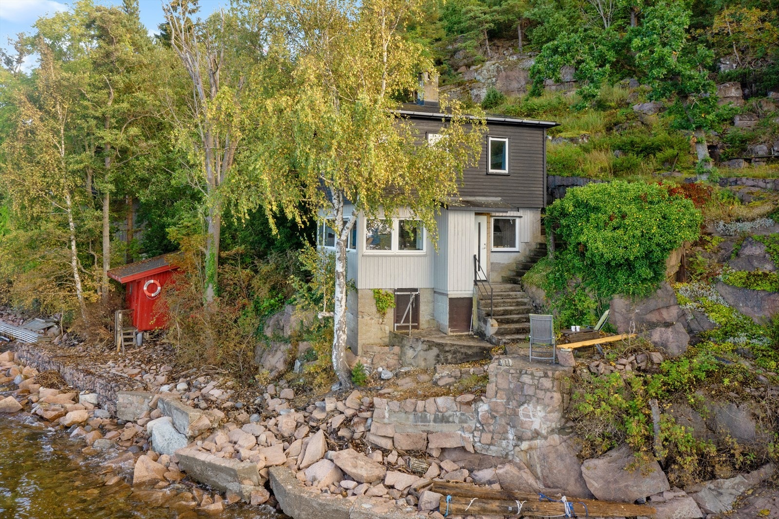 Hytta går over to plan, med utvendig adkomst mellom etasjene. Galleribilde