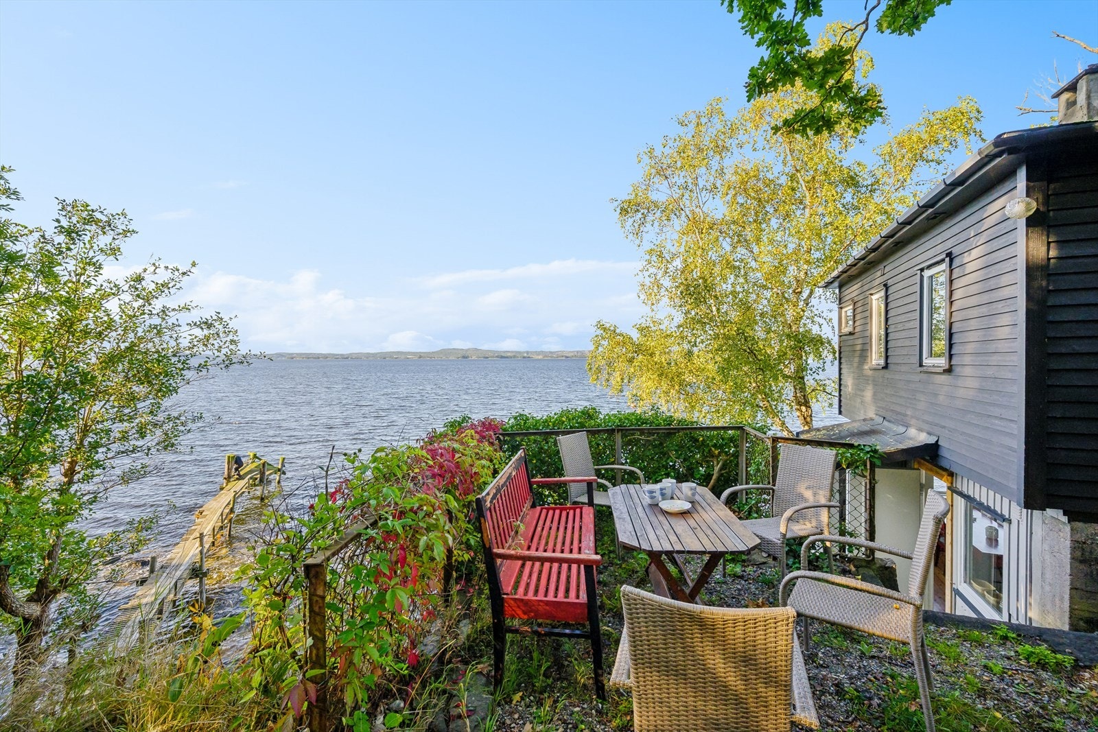 Tomten har oppholdsarealer på flere nivåer, med plass til flere sittegrupper. Galleribilde