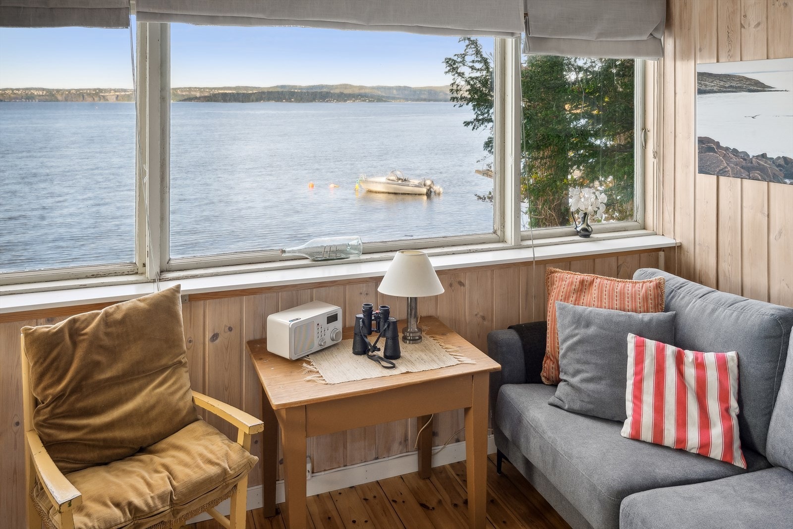 Oppholdsrommet blir et sosialt samlingspunkt i hytta. Galleribilde