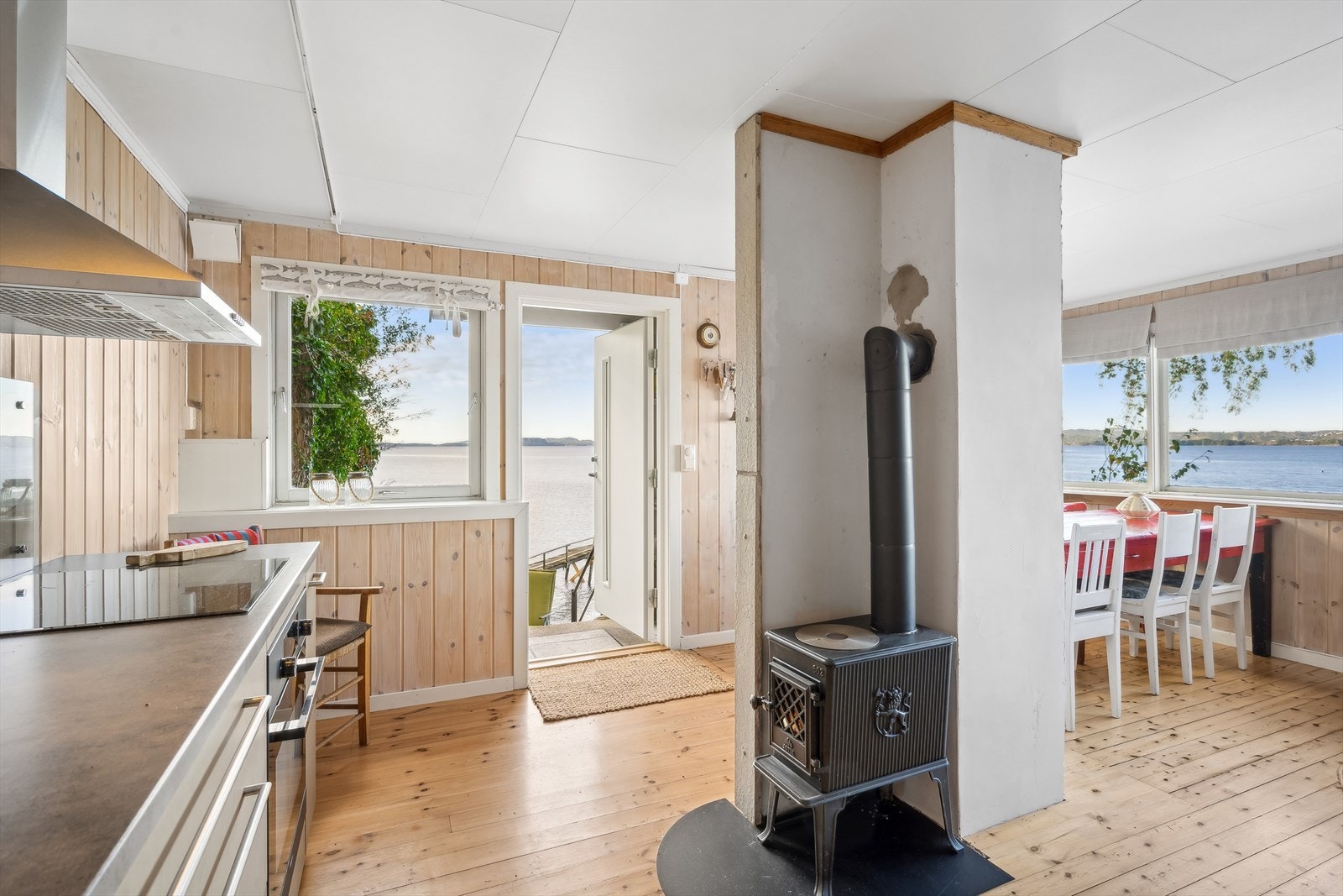 I 2022 ble det montert en liten vedovn ved kjøkkenet. Samme år ble pipen og brannmuren rehabilitert. Galleribilde