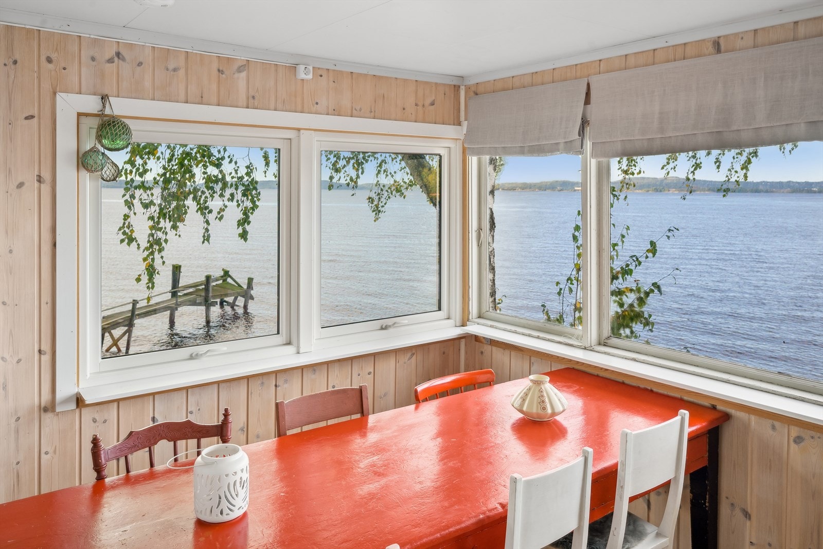 Vindusflatene slipper inn godt med lys og skaper en luftig og fin atmosfære. Galleribilde