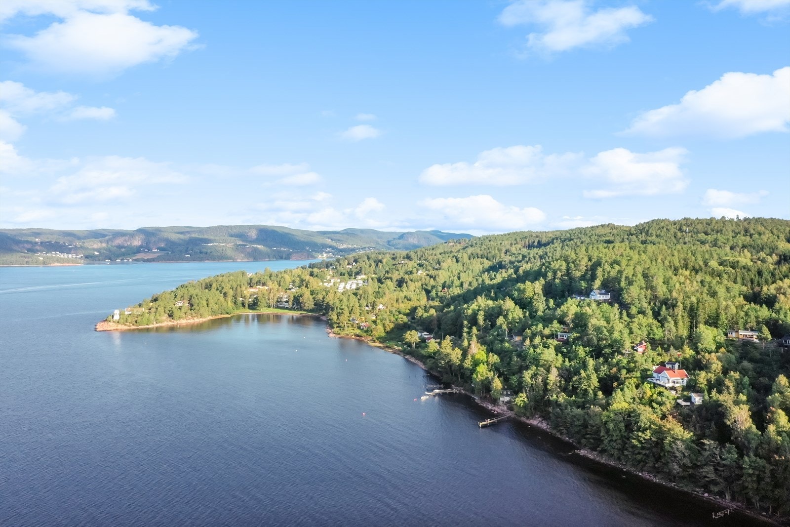 Området er kjent for sin naturskjønnhet og rolige atmosfære, perfekt for de som ønsker å feriere nær sjøen og samtidig ha tilgang til nødvendige fasiliteter. Galleribilde