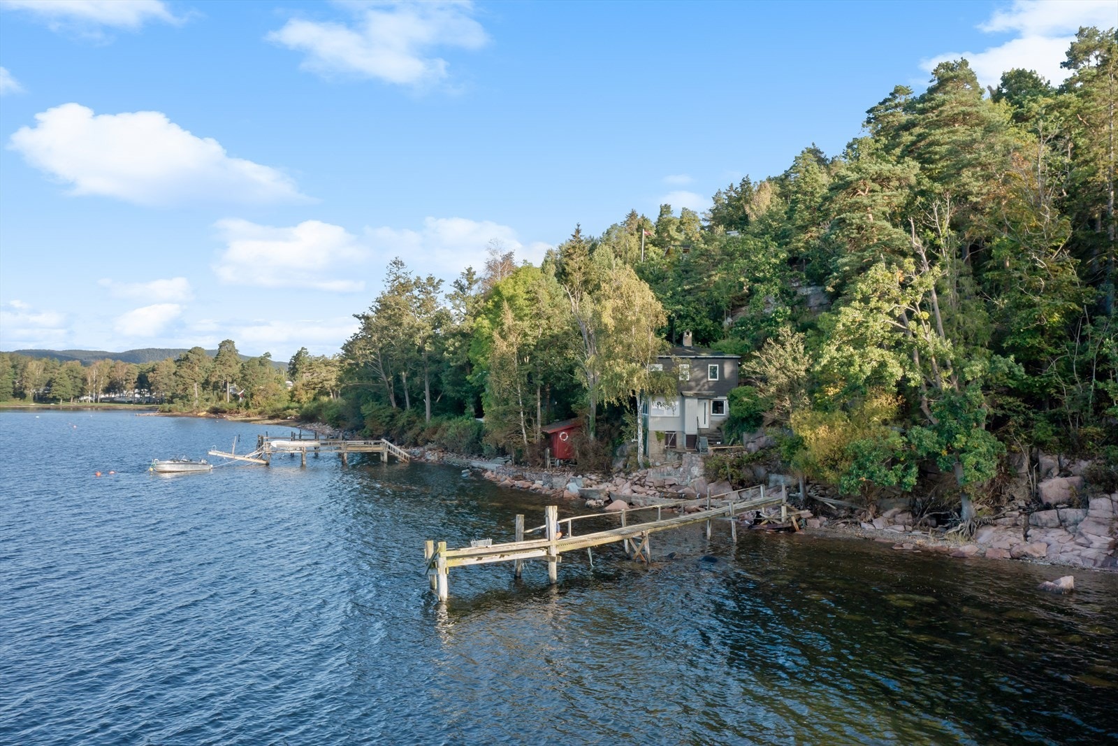 Her har du enkel og rask tilgang til både stranden og bryggen nedenfor hytta. Gjøres oppmerksom på at denne ligger utenfor eiendommen. Galleribilde