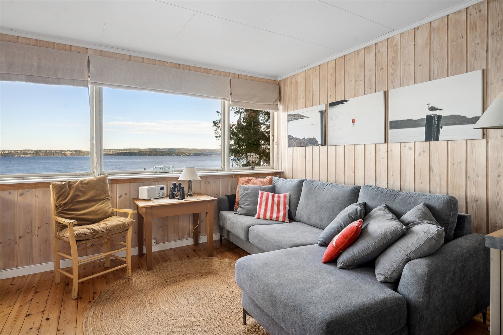 Planløsningen i 1. etasje består av en åpen og sosial stue- og kjøkkenløsning. Galleribilde