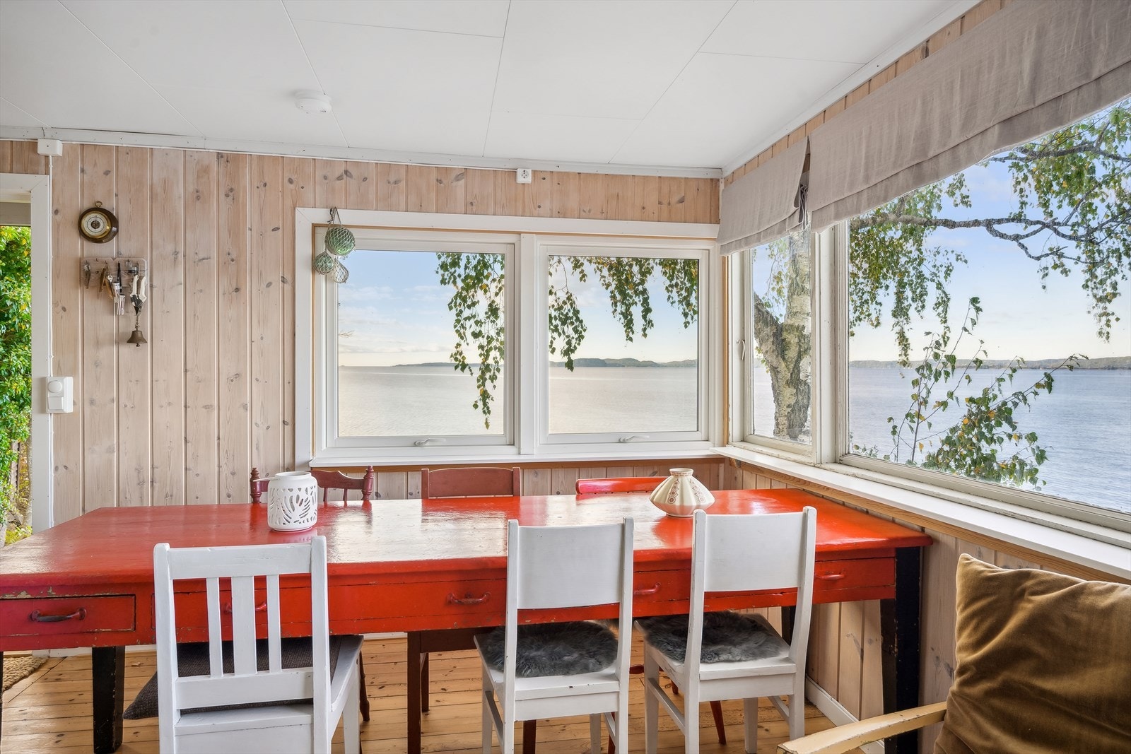 Det er god plass til både sofagruppe og en større spisegruppe. Galleribilde