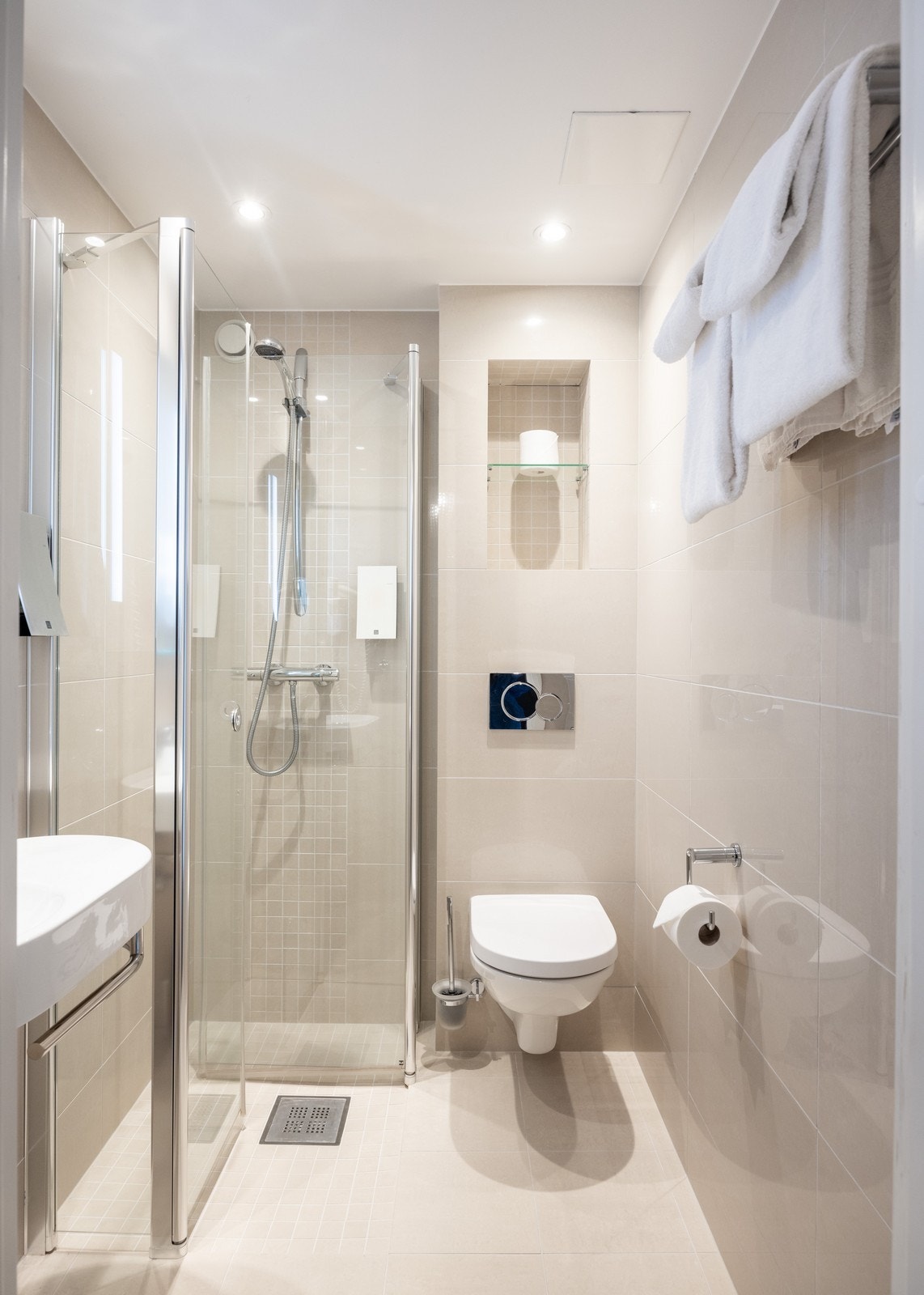 Flott og moderne flislagt bad. Galleribilde