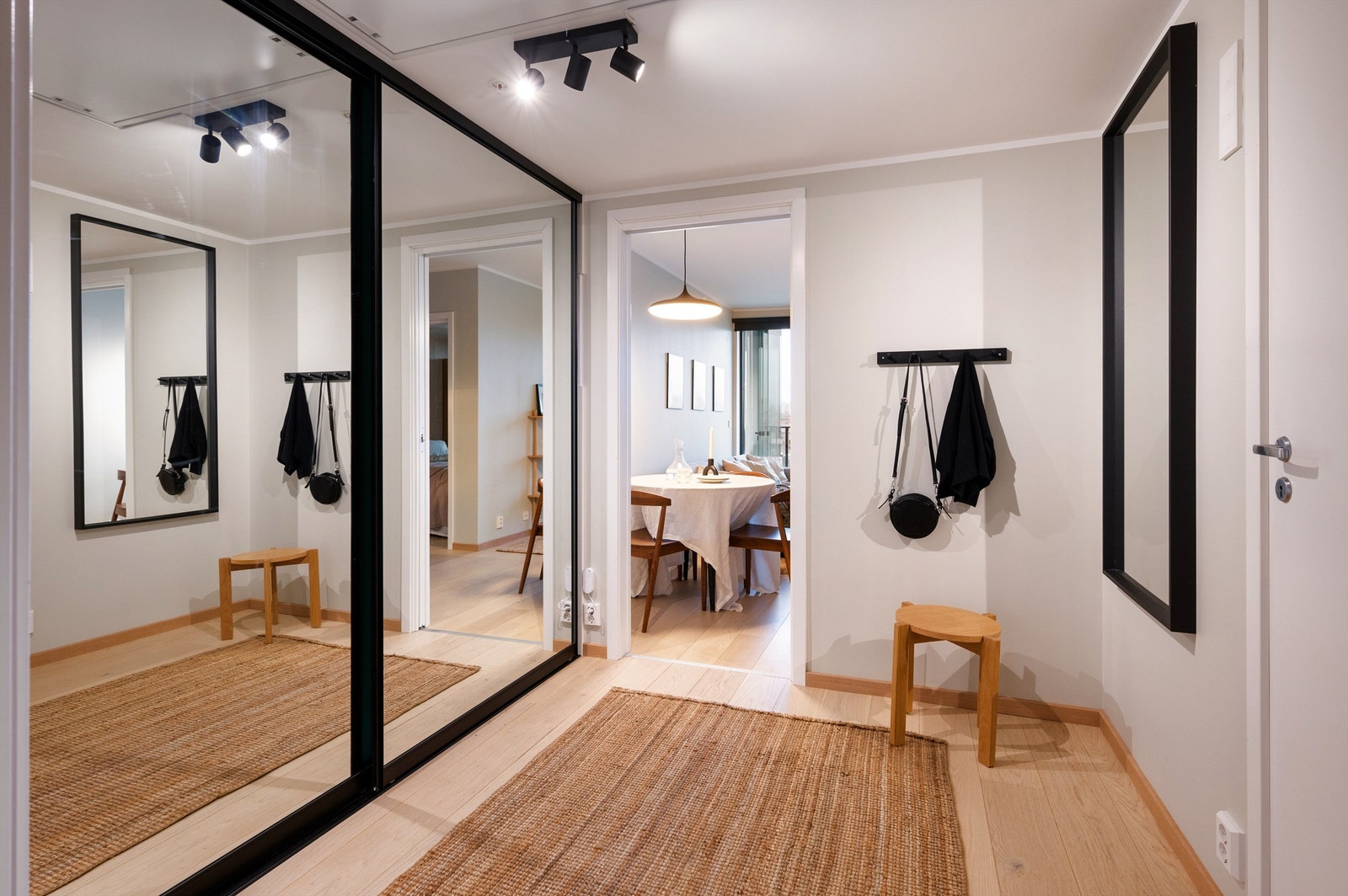 Romslig entré med integrert skyvedørsgarderobe Galleribilde