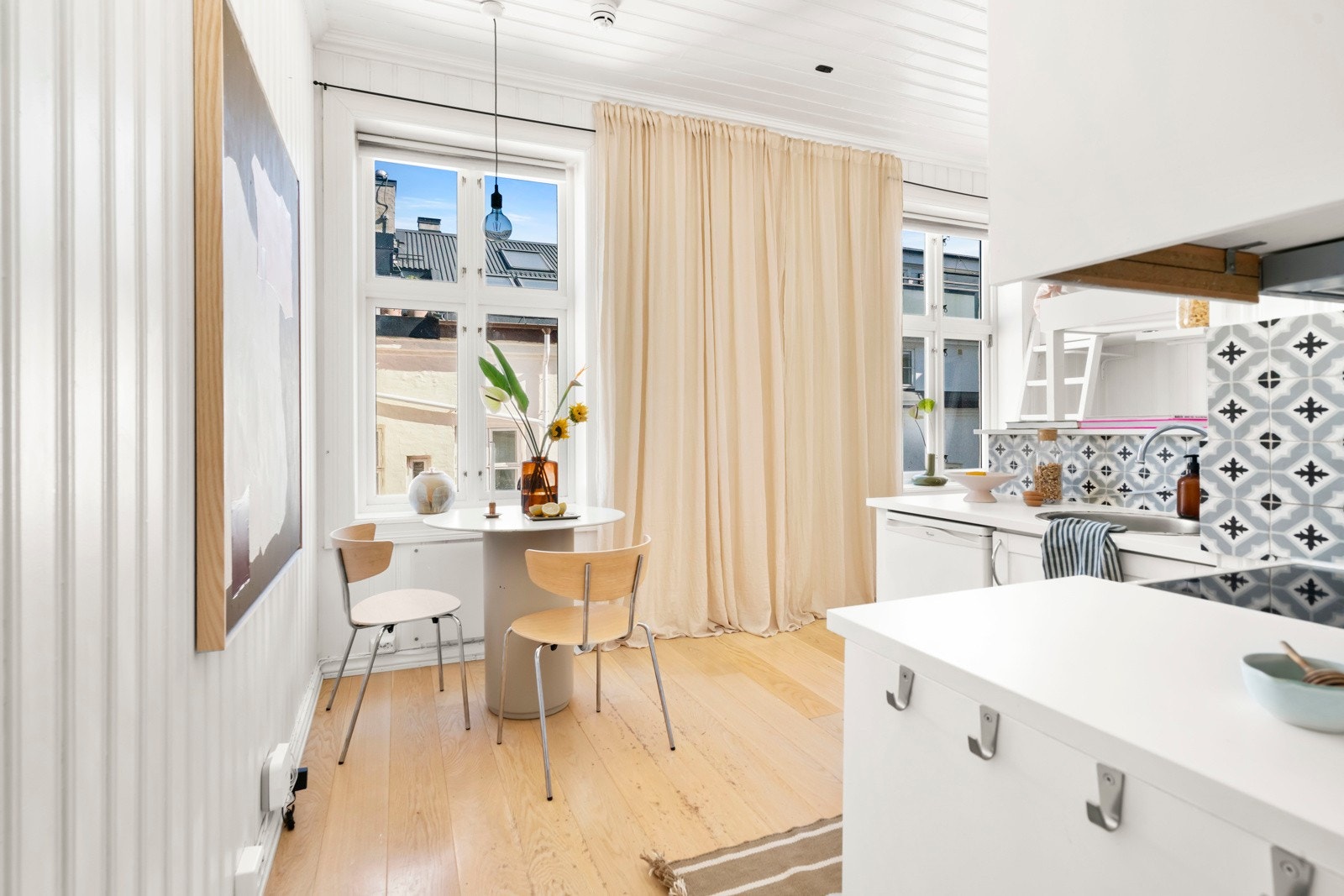 Leiligheten har en gunstig planløsning med plass til spisebord, sofa og soveplass på hemsen. Galleribilde