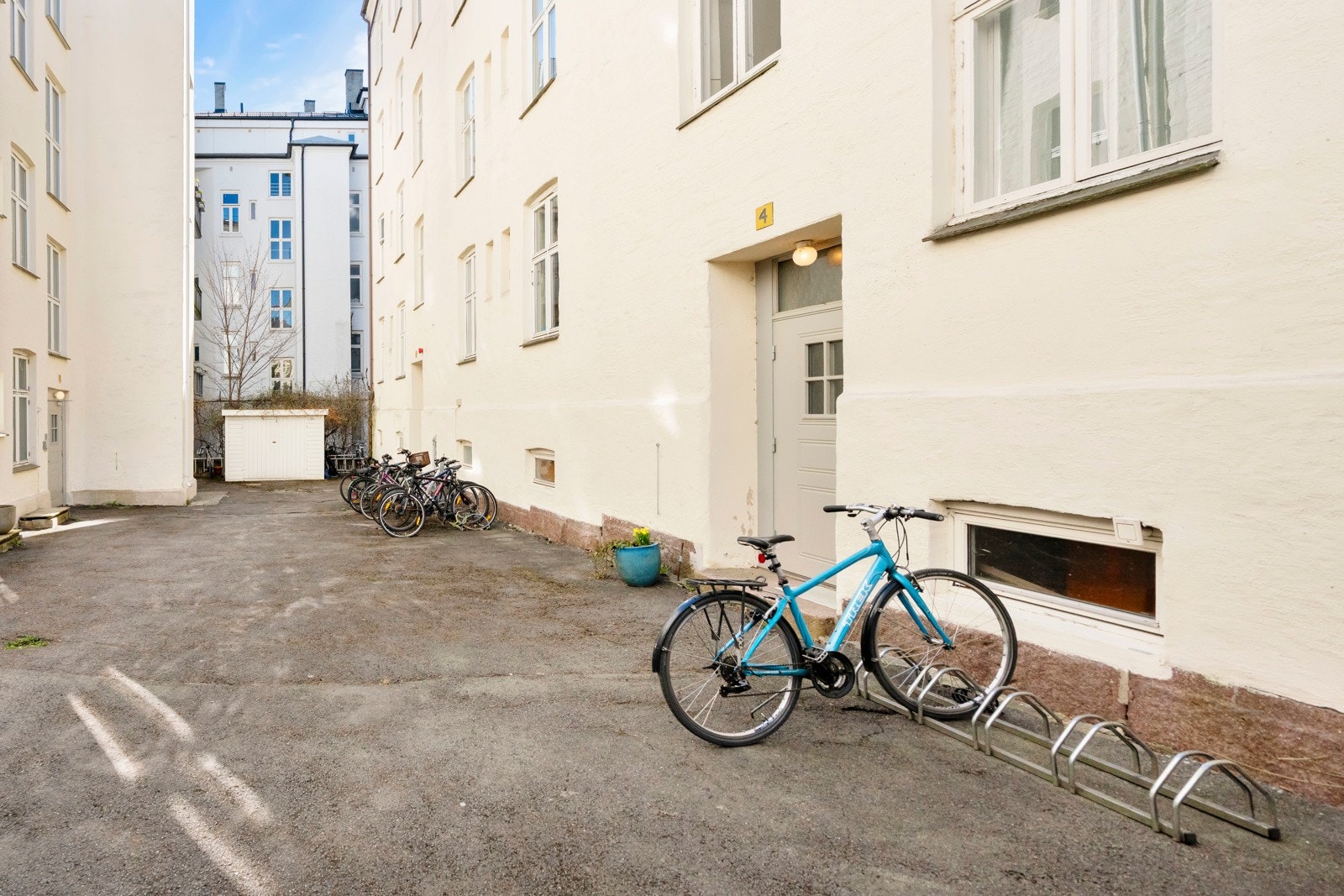 Hyggelig gårdsrom med sykkelparkering. Galleribilde