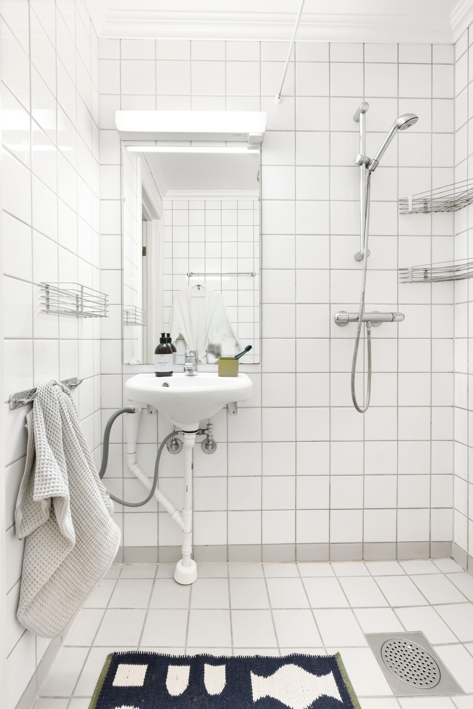 Baderomsinnredningen består av servant med speil over, dusjhjørne og toalett. Galleribilde