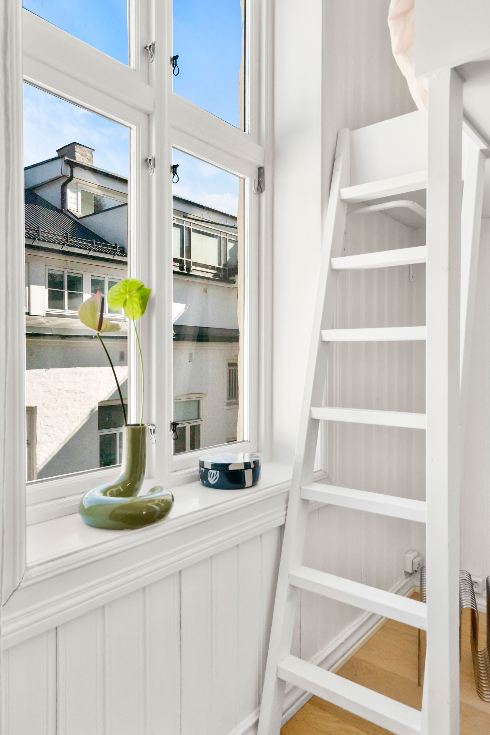 Lys fra stuen bidrar til gode lysforhold i hele leiligheten. Galleribilde