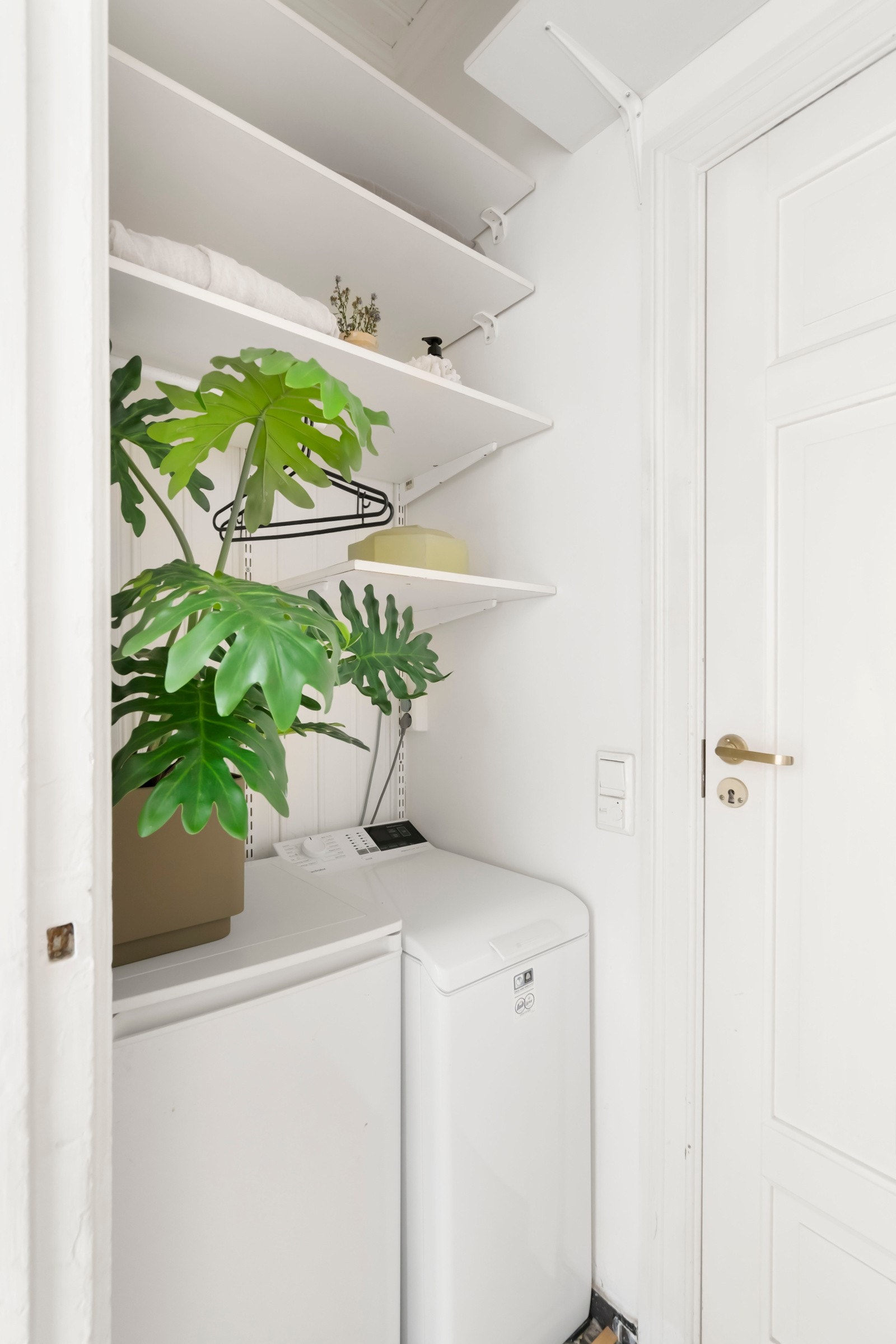 Effektive løsninger bidrar til en enkel hverdag, med blant annet opplegg for vaskemaskin i gang. Galleribilde