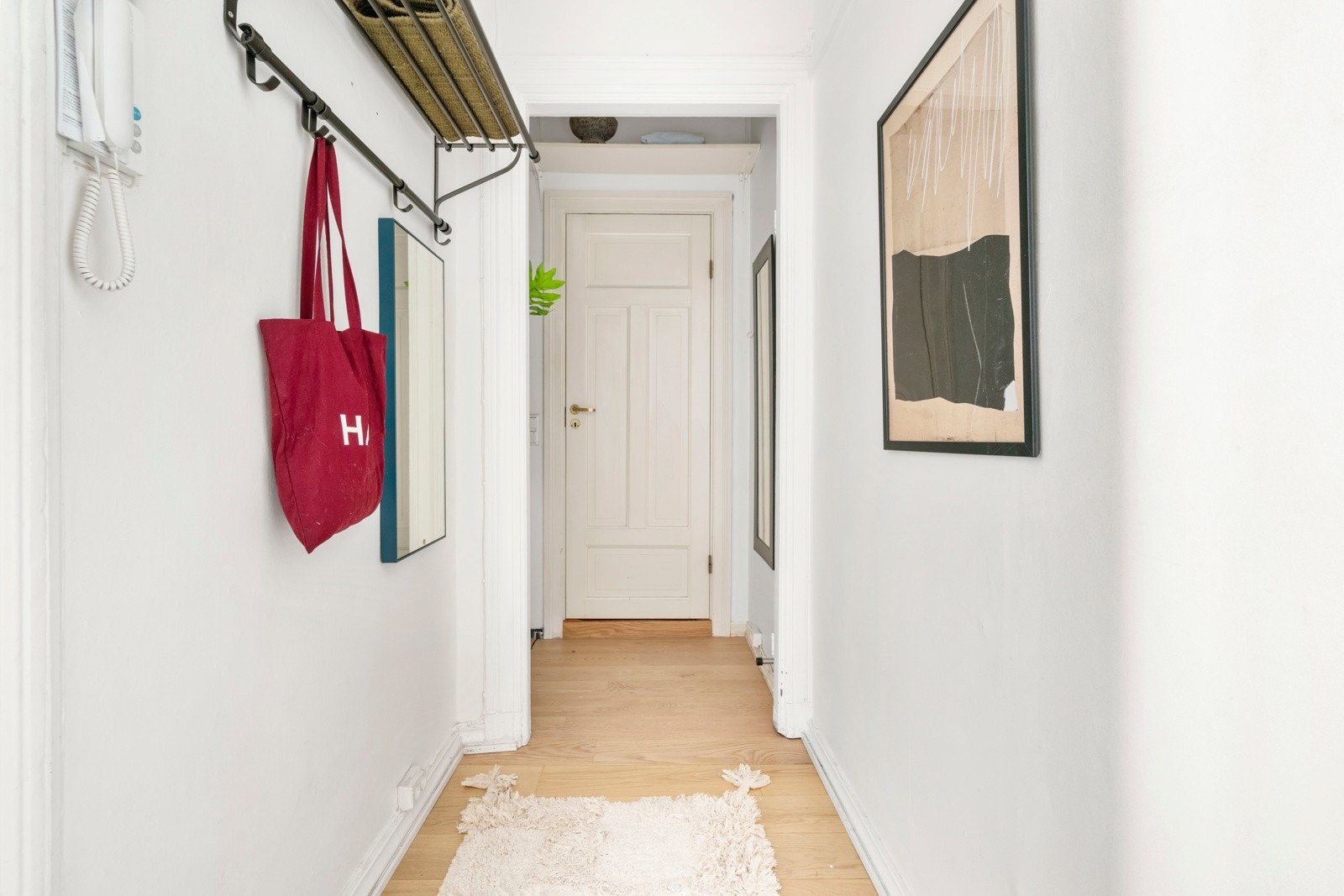 I tillegg til plassbygde løsninger, er det også gode lagringsmuligheter i to boder, en på loft og en i kjeller. Galleribilde