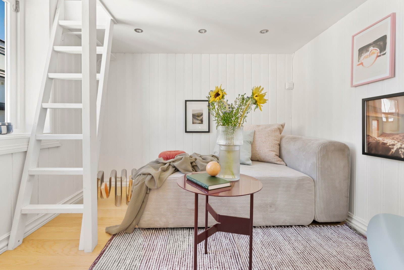 I stuen er det plass til sofa med tilhørende møblementer. Galleribilde