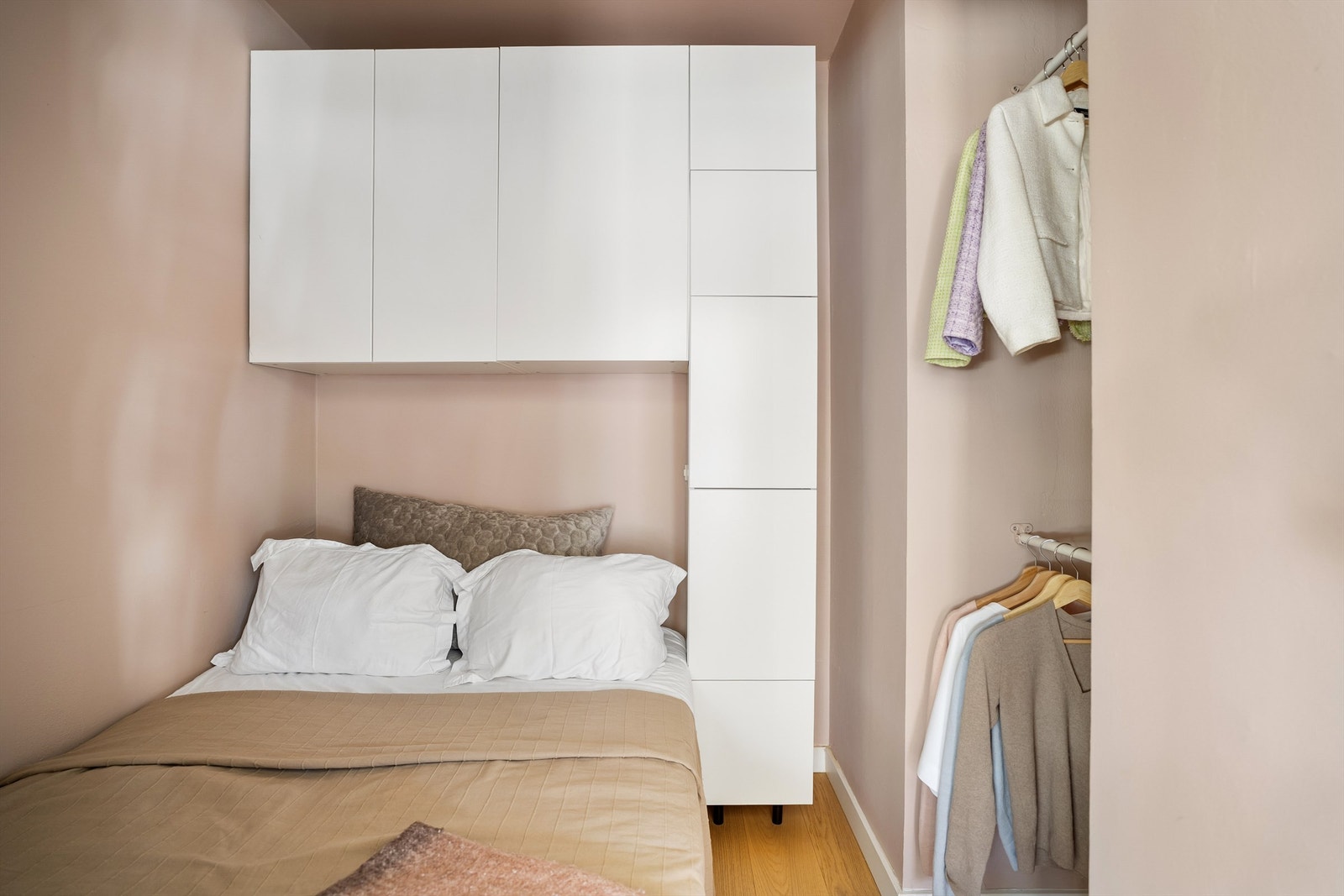 Det er bygd en vegg i stuen som lager dagens sovealkoveløsning. Her er det plass til seng og tilhørende nattbord. Praktisk løsning med stenger inn i vegg som gir gode muligheter for oppheng av klær. Galleribilde