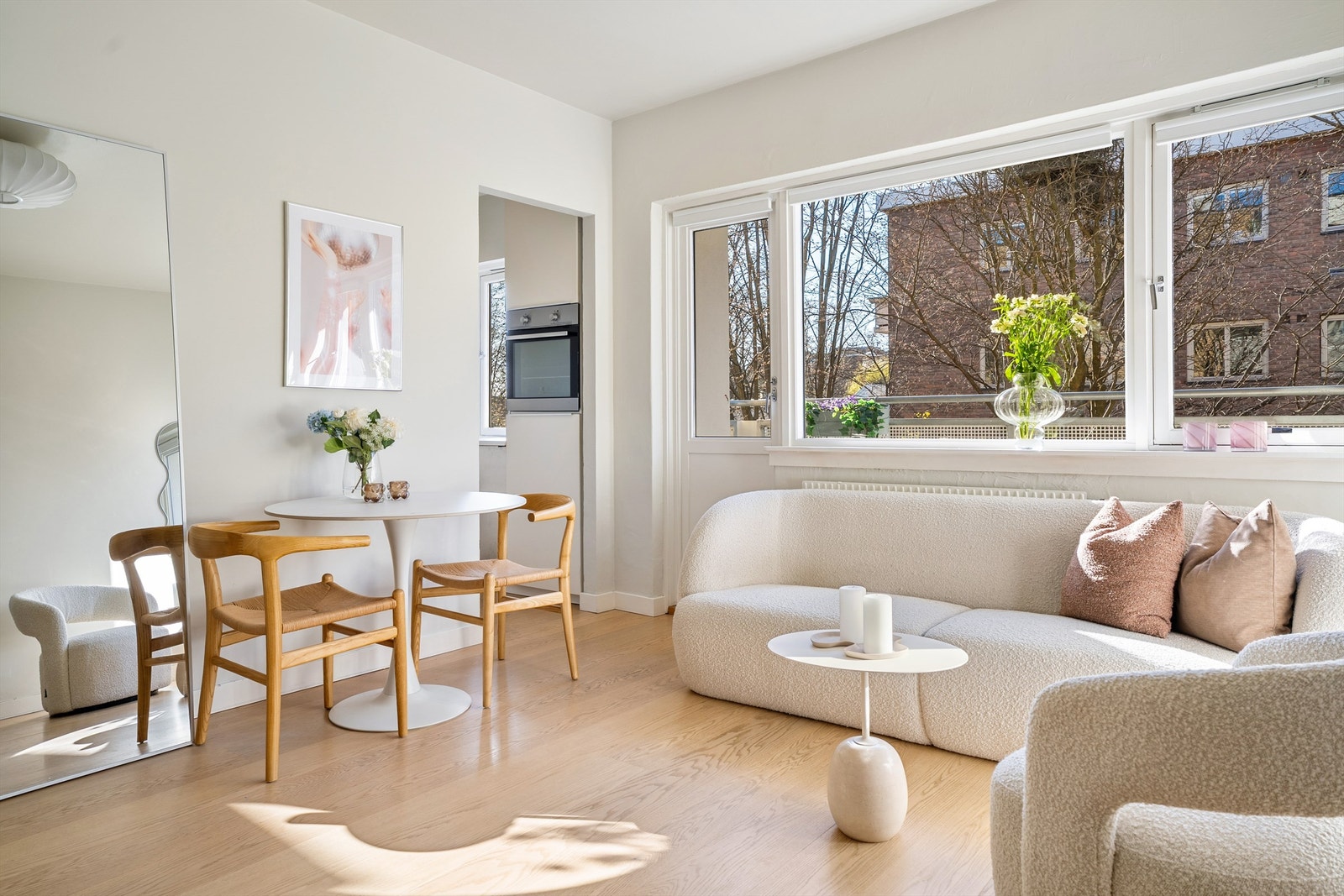 Leiligheten ligger med sentral til både Solli plass og Aker Brygge/ Tjuvholmen. Galleribilde