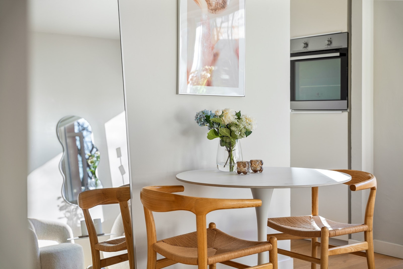 Spisebordet har en naturlig plassering mellom stue og kjøkken. Galleribilde