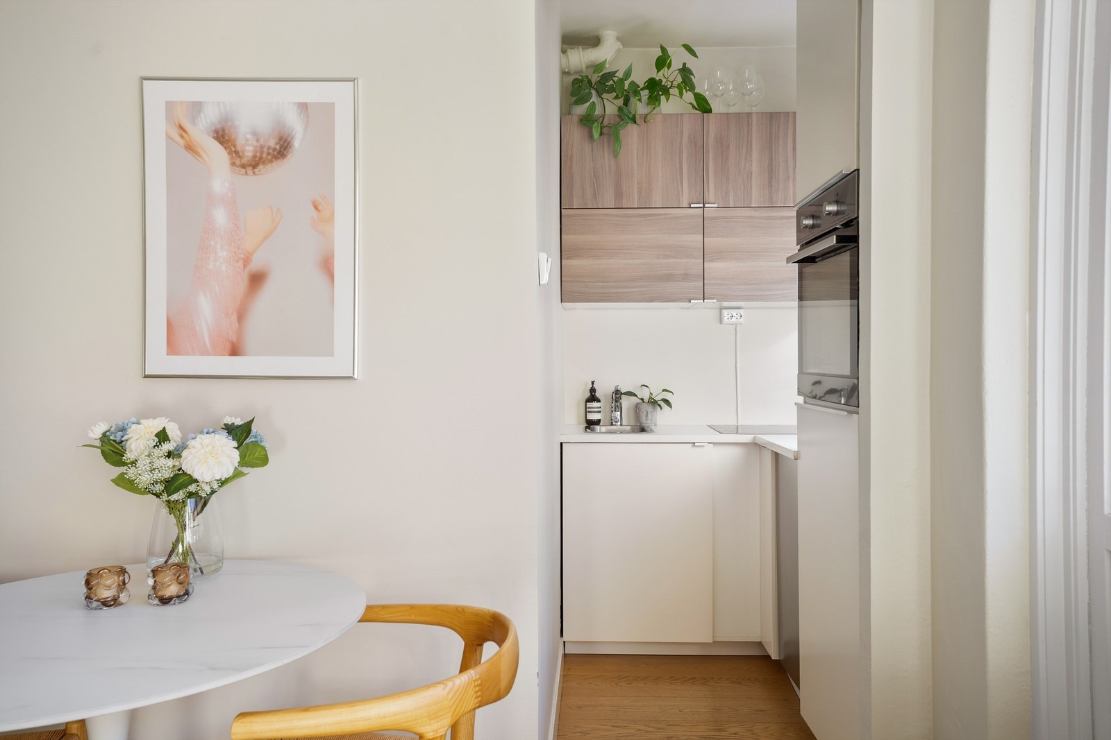 Inngang fra stue til kjøkken. Galleribilde