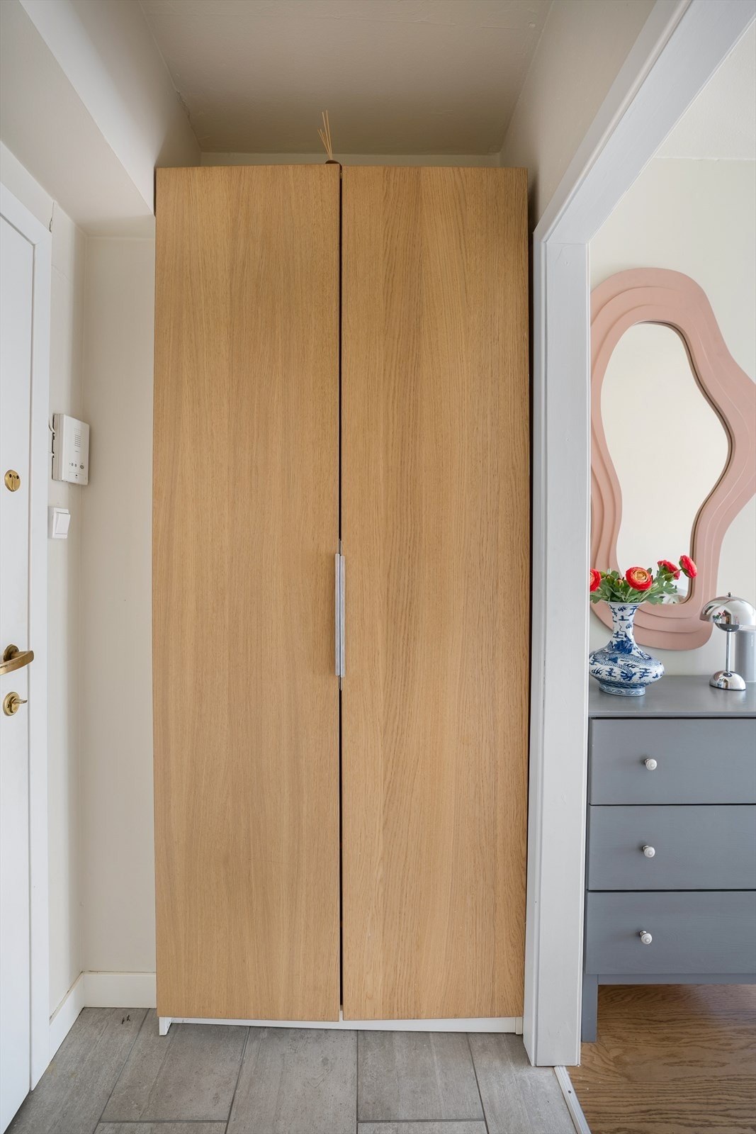 Praktisk garderobeskap for oppbevaring i tilknytning til leilighetens entré. Galleribilde