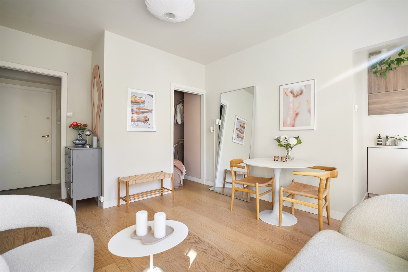 Leiligheten har en innholdsrik planløsning og oppleves møbleringsvennlig. Galleribilde