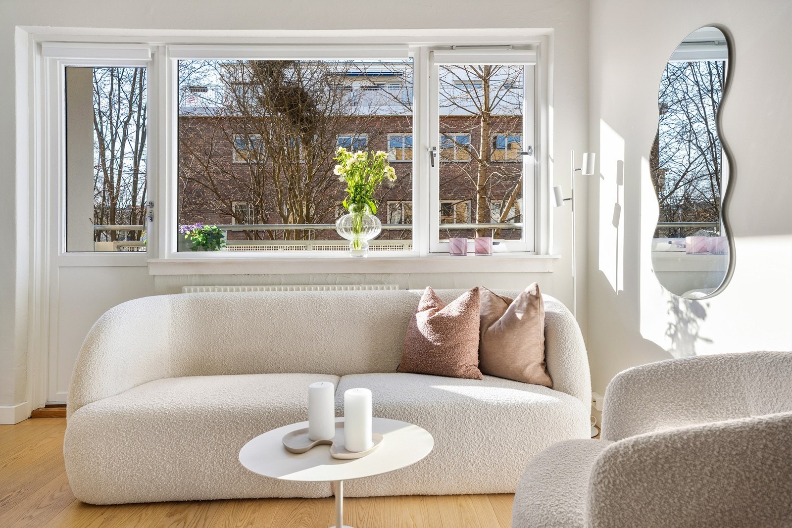 I stuen er det plass til koselig sofagruppe med tilhørende salongbord. Galleribilde