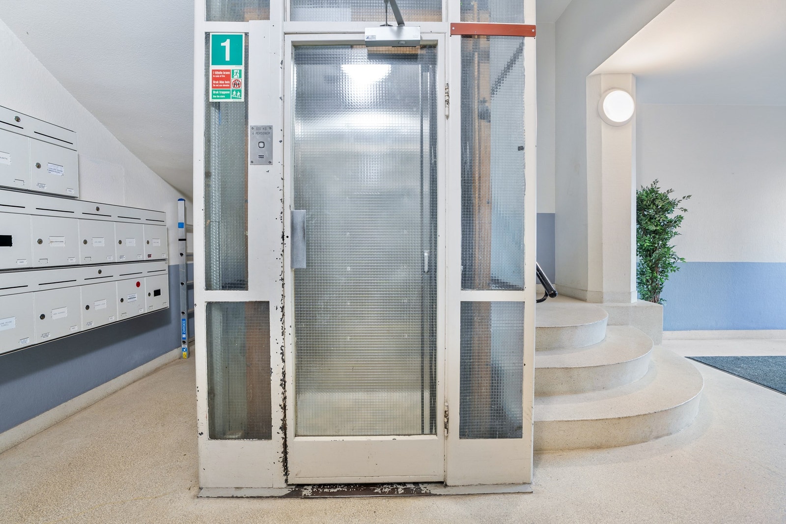 Leiligheten har adkomst via heis og felles trappeoppgang. Galleribilde