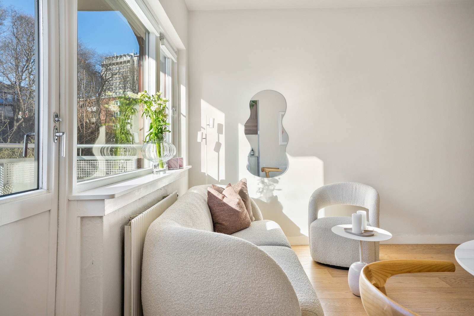 Leiligheten er malt i tidsriktige farger og har gode lysforhold. Galleribilde