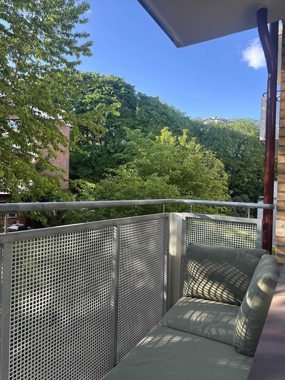 Her bor man skjermet med en svært sentral beliggenhet med gangavstand til Tjuvholmen, Aker Brygge og Solli plass (selgers egne bilder). Galleribilde