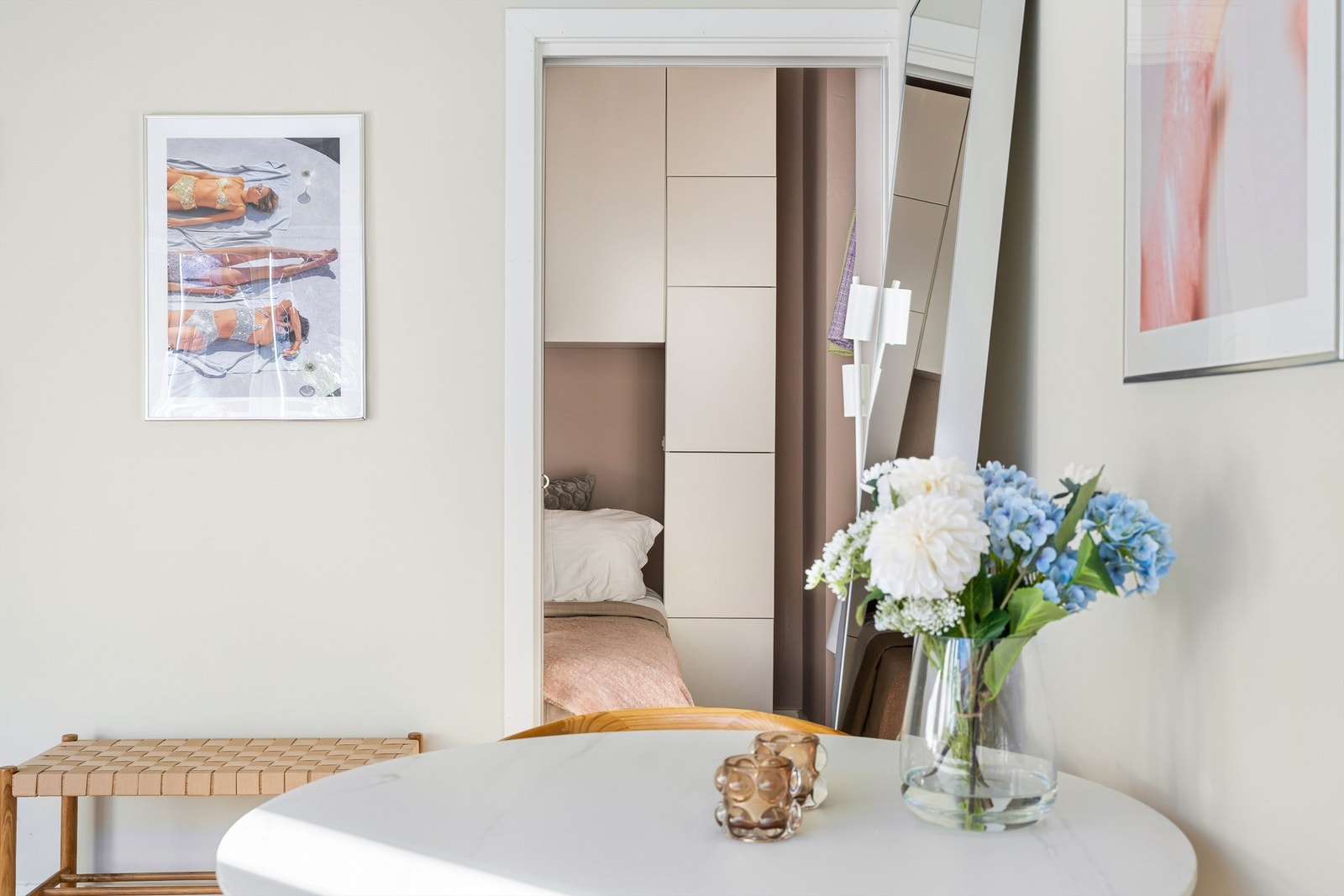 Adkomst fra stue inn til lun sovealkove. Galleribilde